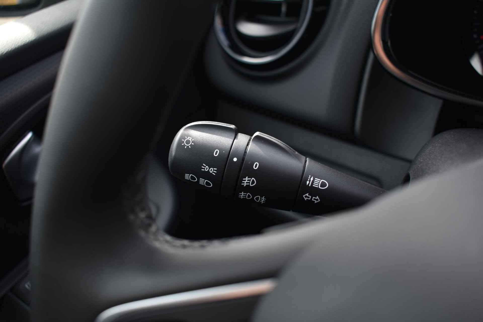 Renault Clio 0.9 TCe Limited 90pk | Cruise Control | Bluetooth | Parkeersensoren achter | DAB Radio - 36/39