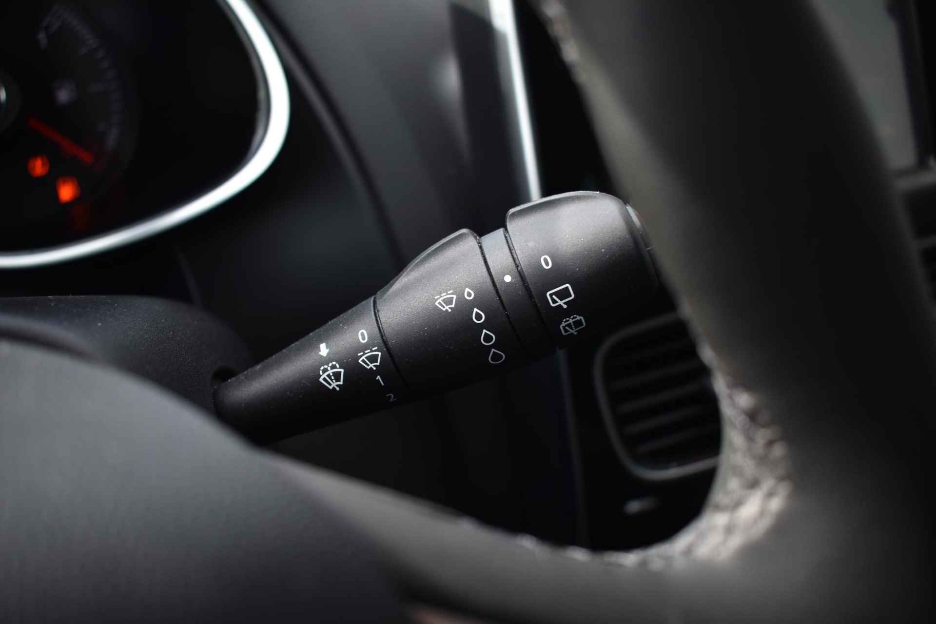 Renault Clio 0.9 TCe Limited 90pk | Cruise Control | Bluetooth | Parkeersensoren achter | DAB Radio - 37/39