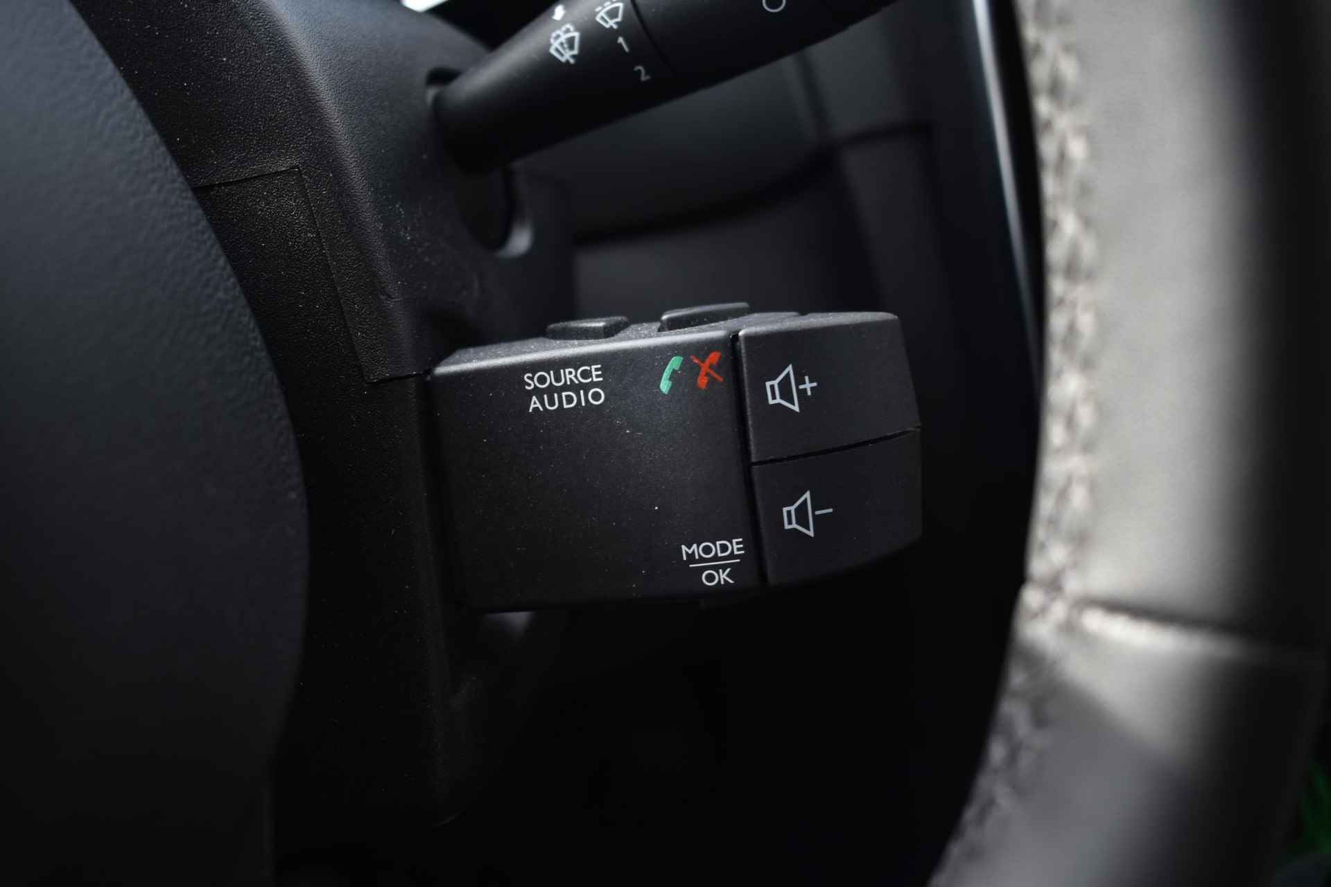 Renault Clio 0.9 TCe Limited 90pk | Navigatie | Cruise Control | Bluetooth | Parkeersensoren achter | DAB Radio - 38/39