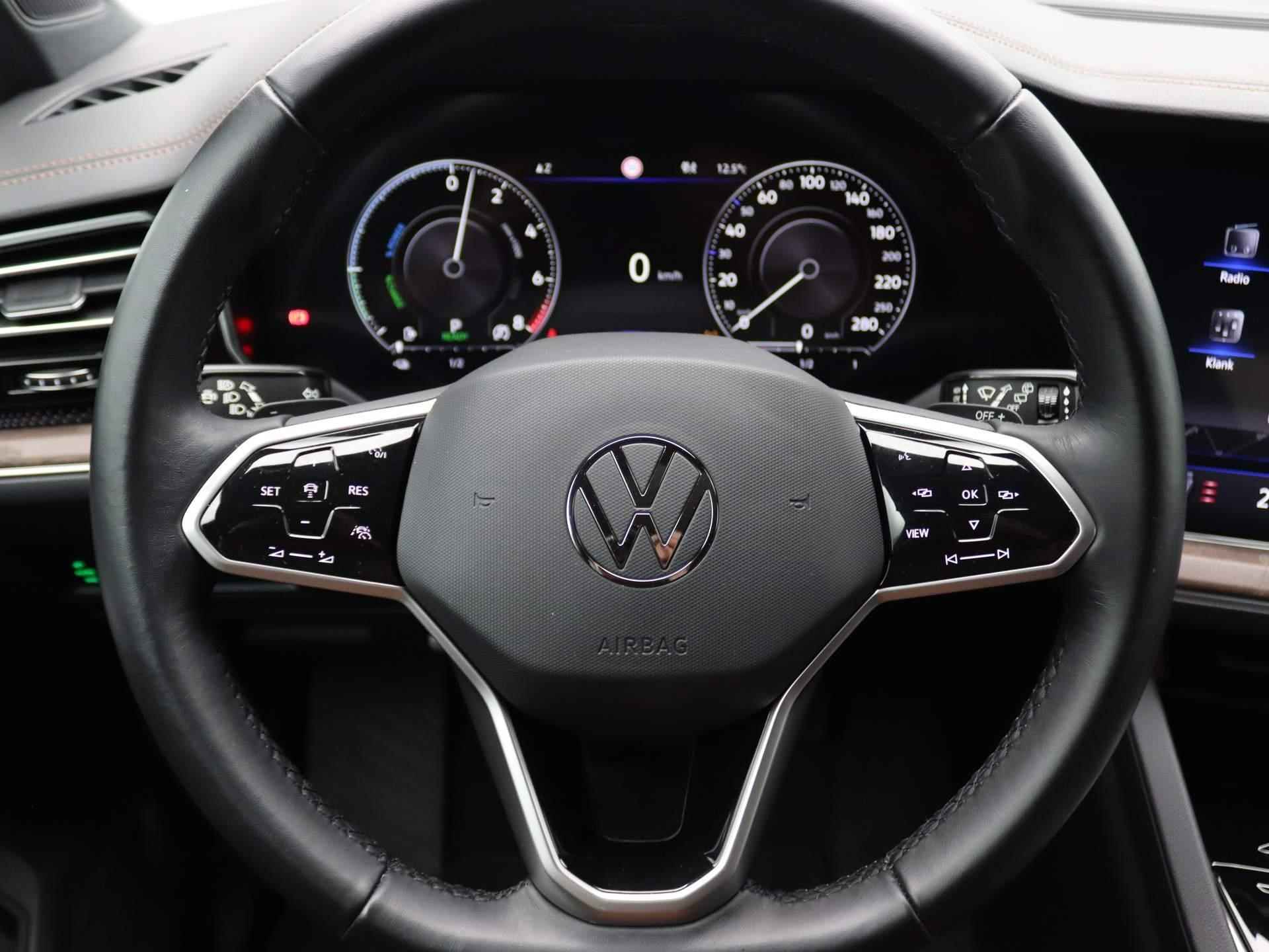 Volkswagen Touareg 3.0 TSI eHybrid Atmosphere 340PK DSG Panoramadak, trekhaak,  leder, achteruitrijcamera, stoelverwarming, luchtvering, elek. stoelen, 20'' lichtmetaal - 18/50