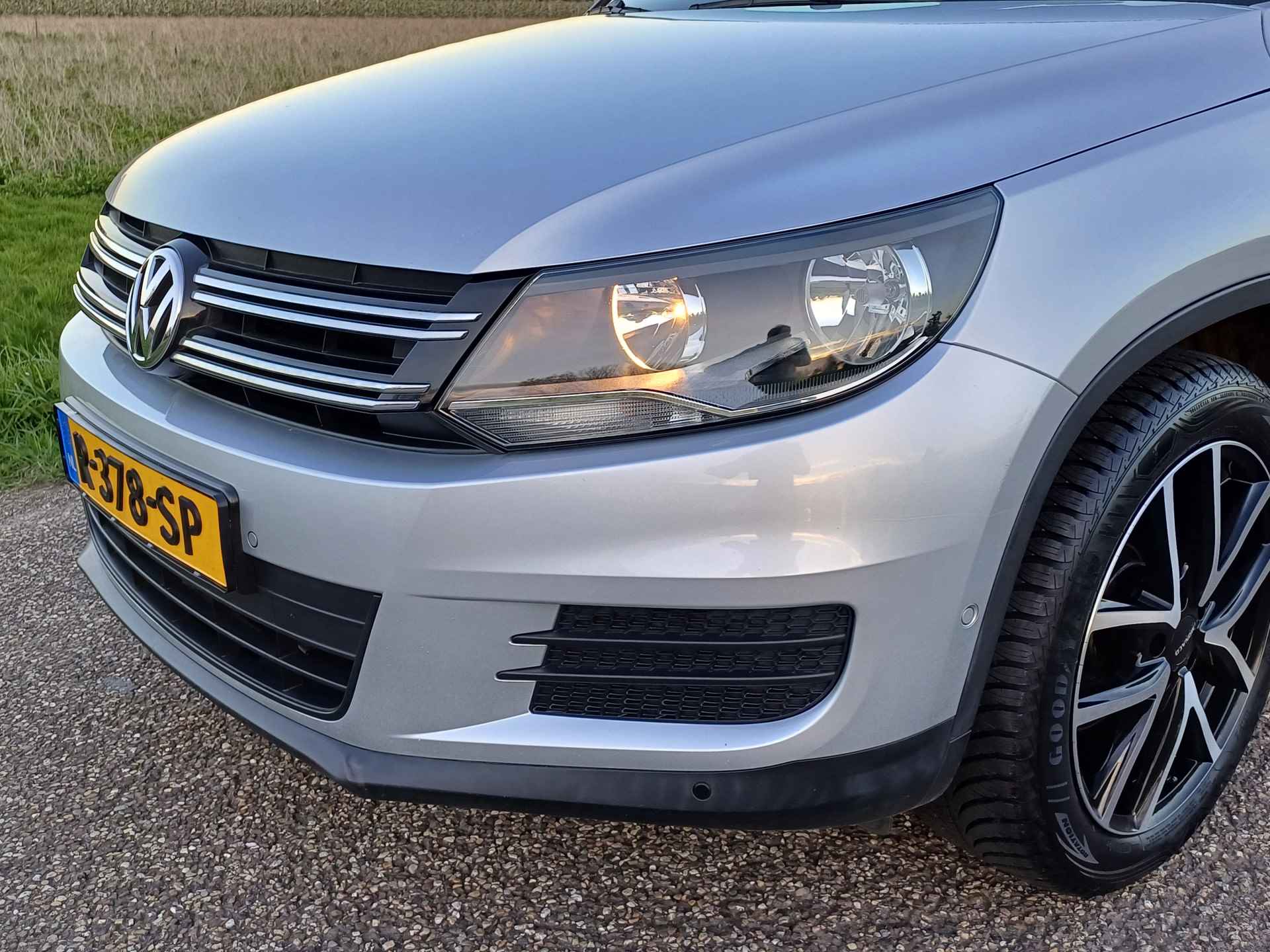 Volkswagen Tiguan 1.4 TSI Sport&Style Trekhaak | Pano dak | Clima | Parkeerhulp V+A | Telefoon voorbereiding - 11/41