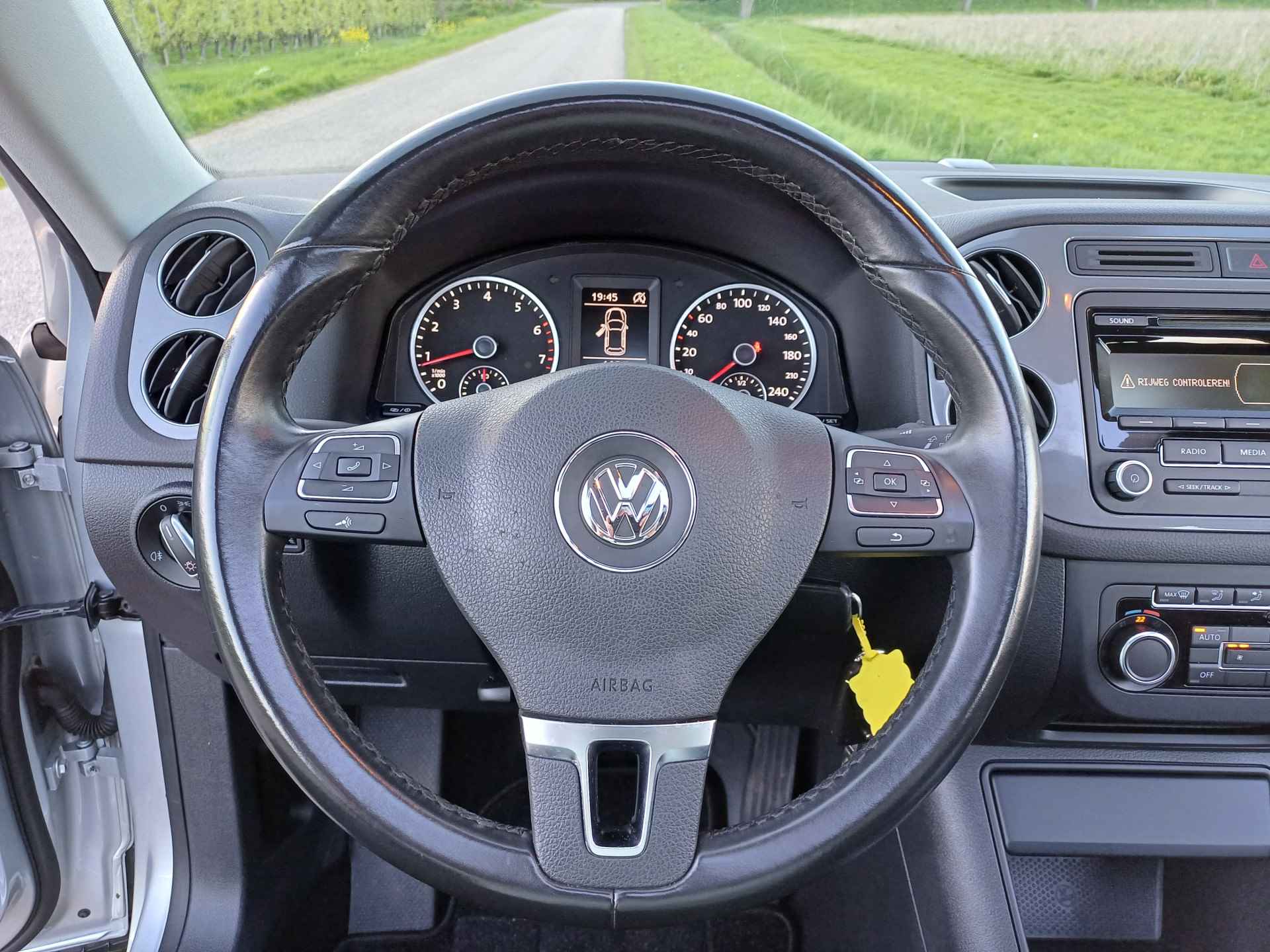 Volkswagen Tiguan 1.4 TSI Sport&Style Trekhaak | Pano dak | Clima | Parkeerhulp V+A | Telefoon voorbereiding - 34/41