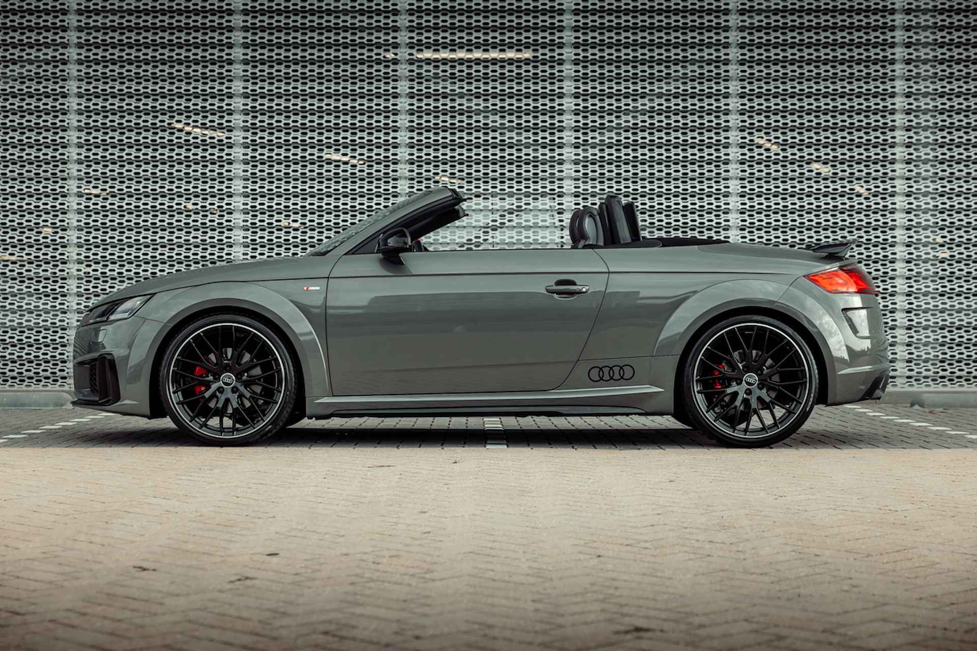 Audi TT Roadster 40 TFSI 197pk s-tronic Pro Line S competition | Nieuw 81k | Optiek zwart plus | 20" LM velgen | Leder-alcantara | S-sportstoelen | Windschot | MMI Navigatie | Audi Sound | Stoelverwarming | LED - 5/38