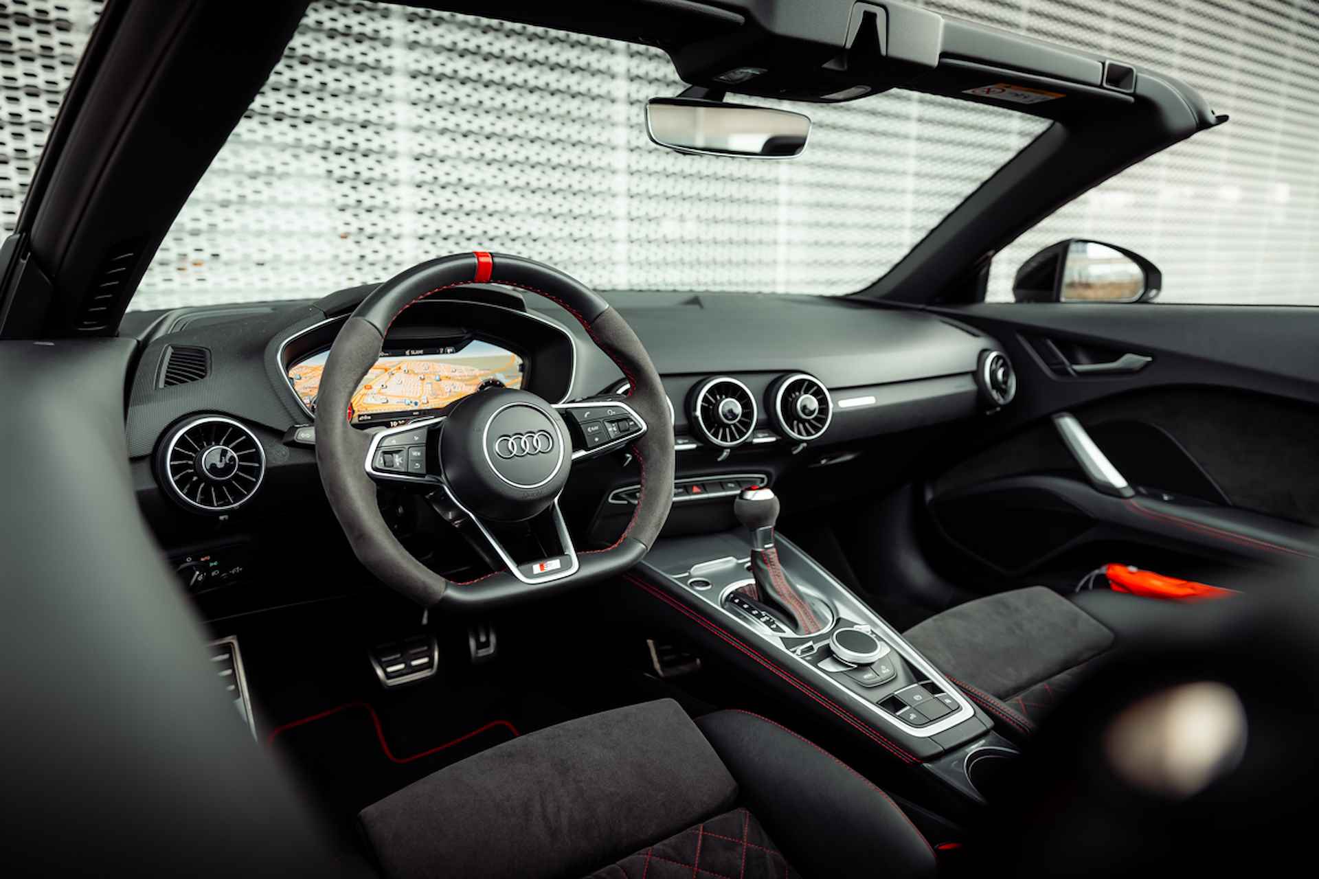 Audi TT Roadster 40 TFSI 197pk s-tronic Pro Line S competition | Nieuw 81k | Optiek zwart plus | 20" LM velgen | Leder-alcantara | S-sportstoelen | Windschot | MMI Navigatie | Audi Sound | Stoelverwarming | LED - 22/38