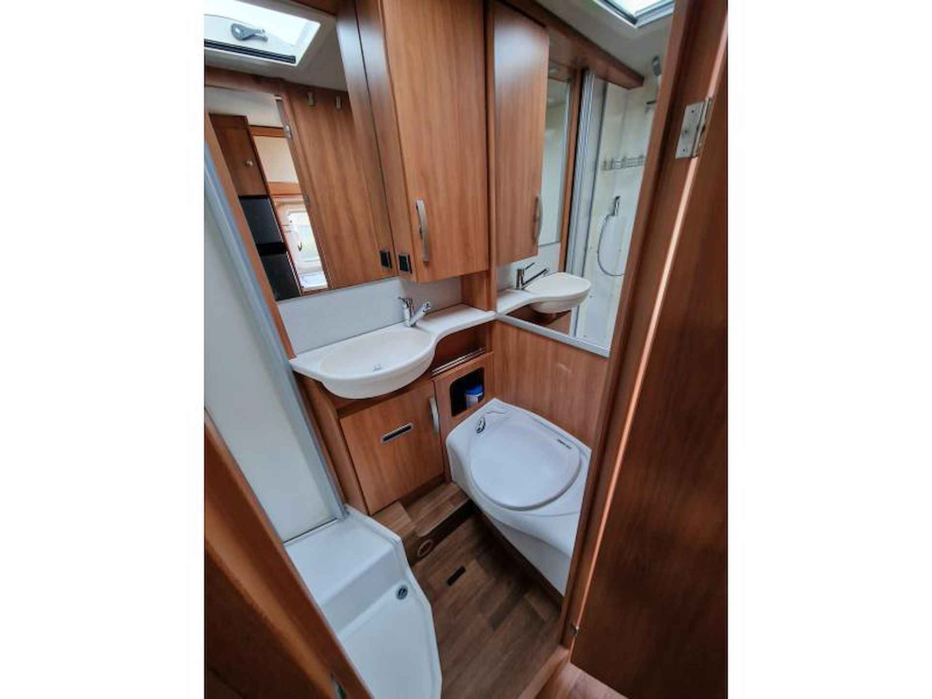 Hymer Exsis-T  588 enkele bedden - 8/11