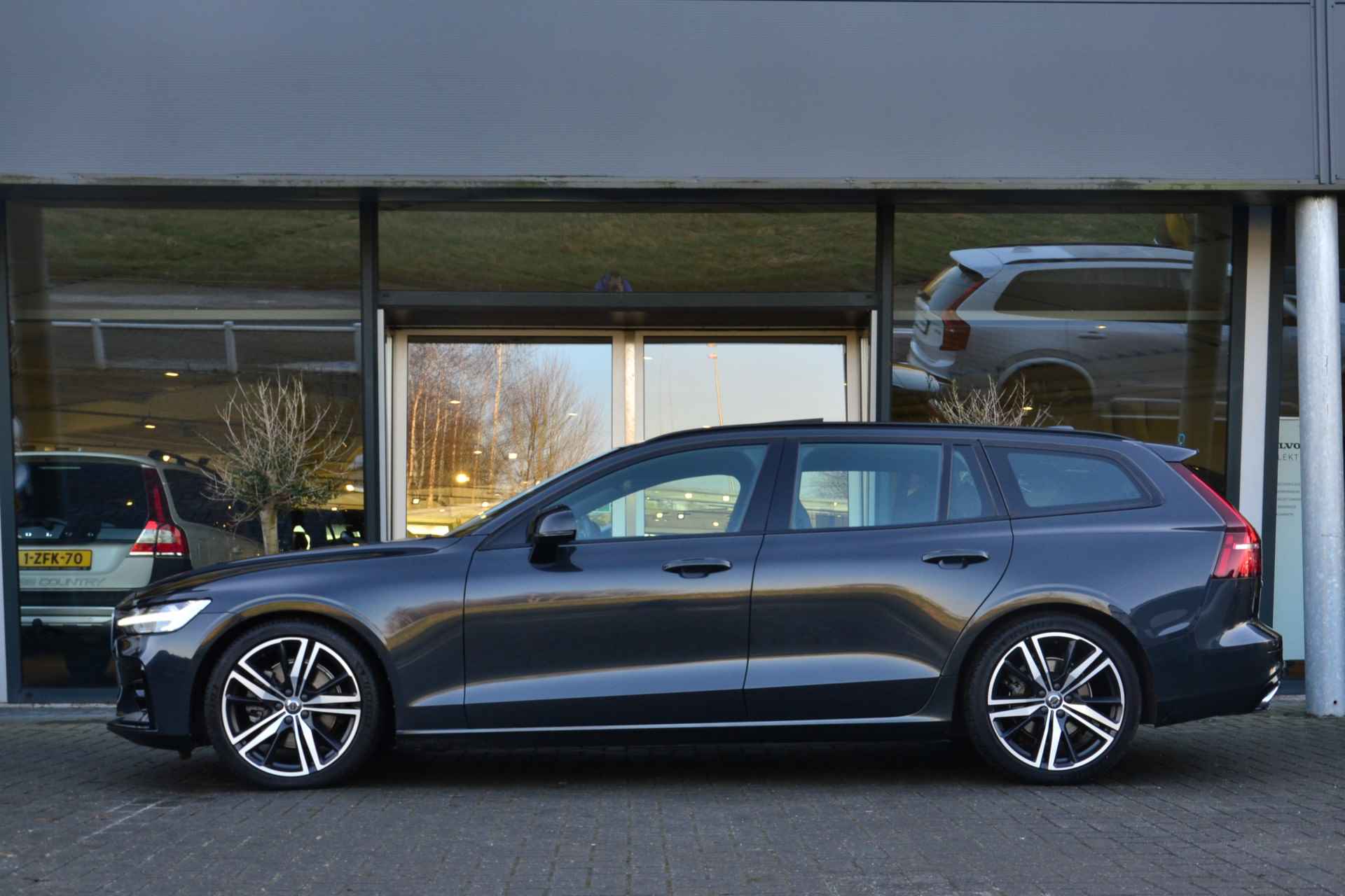 Volvo V60 T4 R-Design Polestar Engineered | Adaptive Cruise | Sportonderstel | Lighting-Pack | Panoramadak | Trekhaak | BLIS - 9/31