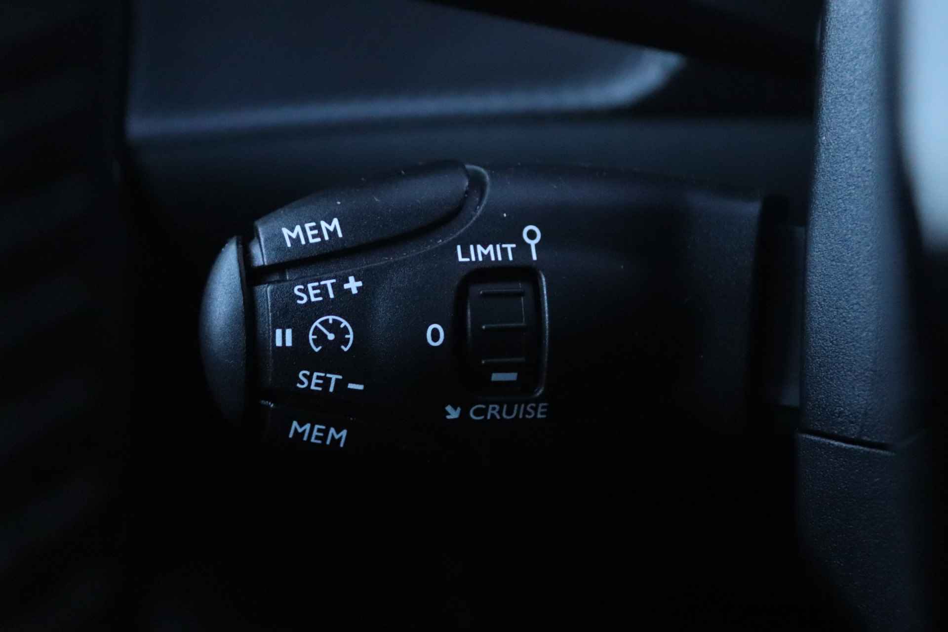 Peugeot e-208 Allure Pack | NAV | Climate & Cruise control, Park Assist | Carplay | iCock Navigatie, Parkeerhulp achter, Carplay, iCockpit - 17/33