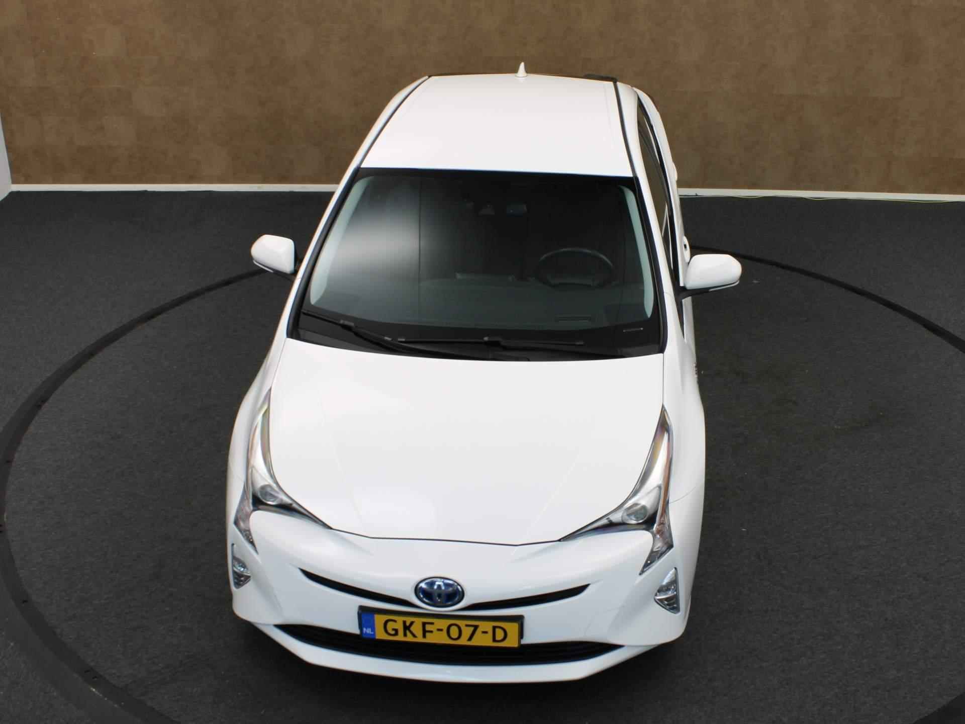 Toyota Prius 1.8 Active - NAVIGATIE - TELEFOONOPLADER - DAB AUDIO - ACHTERUITRIJCAMERA - DODEHOEK DETECTIE - HEAD UP DISPLAY - VOLLEDIGE ONDERHOUDSHISTORIE AANWEZIG - ONDERSCHEIDEND DESIGN -17 INCH WIELEN - KEYLESS ENTRY/ START - LICHT/ REGENSENSOR - 7/48