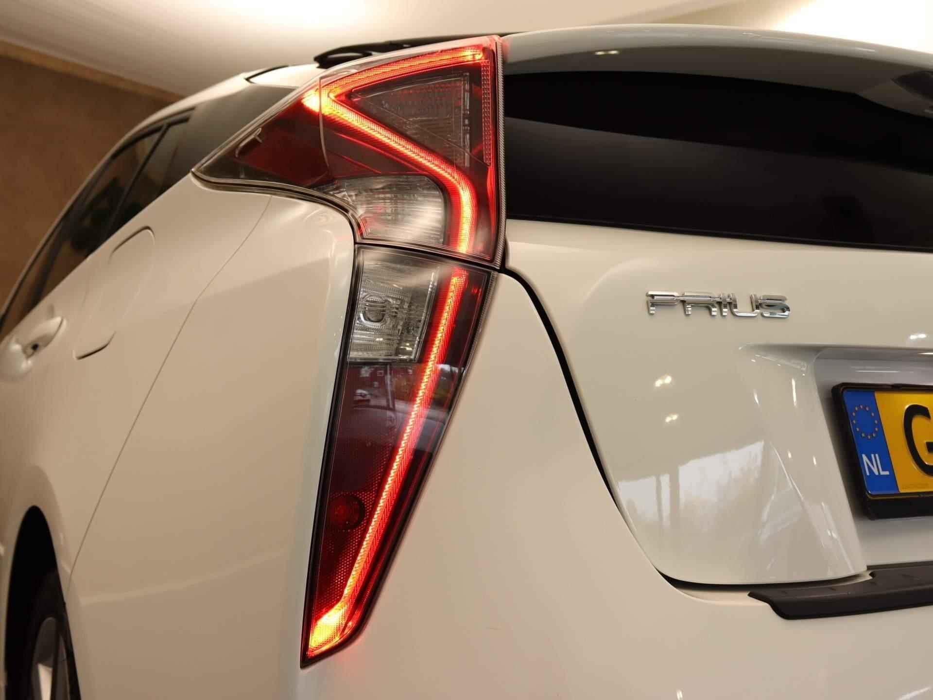 Toyota Prius 1.8 Active - NAVIGATIE - TELEFOONOPLADER - DAB AUDIO - ACHTERUITRIJCAMERA - DODEHOEK DETECTIE - HEAD UP DISPLAY - VOLLEDIGE ONDERHOUDSHISTORIE AANWEZIG - ONDERSCHEIDEND DESIGN -17 INCH WIELEN - KEYLESS ENTRY/ START - LICHT/ REGENSENSOR - 15/48