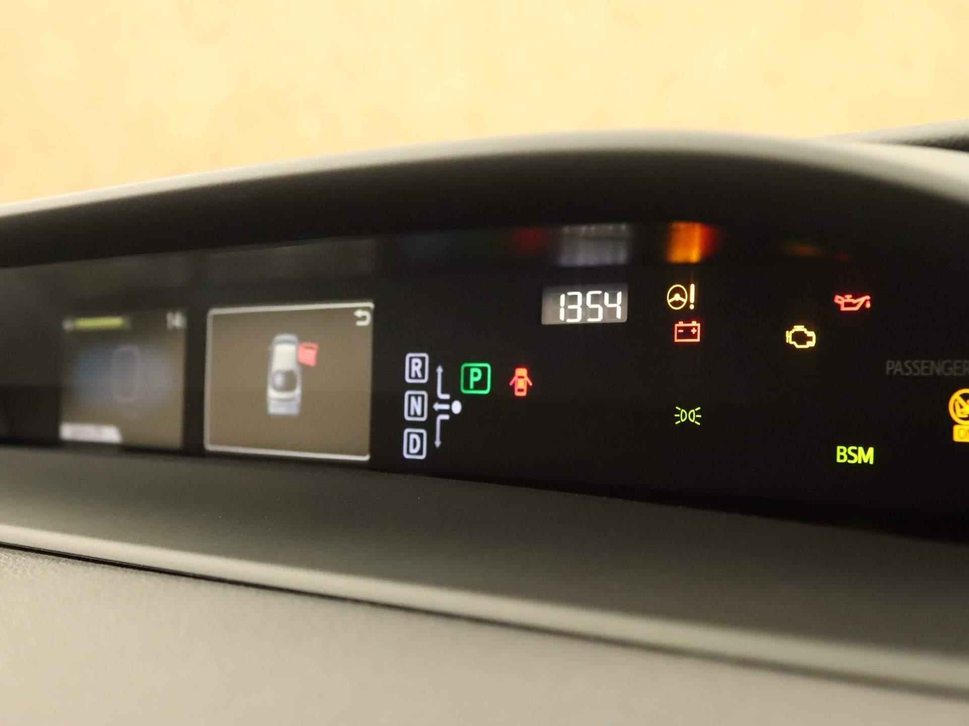 Toyota Prius 1.8 Active - NAVIGATIE - TELEFOONOPLADER - DAB AUDIO - ACHTERUITRIJCAMERA - DODEHOEK DETECTIE - HEAD UP DISPLAY - VOLLEDIGE ONDERHOUDSHISTORIE AANWEZIG - ONDERSCHEIDEND DESIGN -17 INCH WIELEN - KEYLESS ENTRY/ START - LICHT/ REGENSENSOR - 34/48