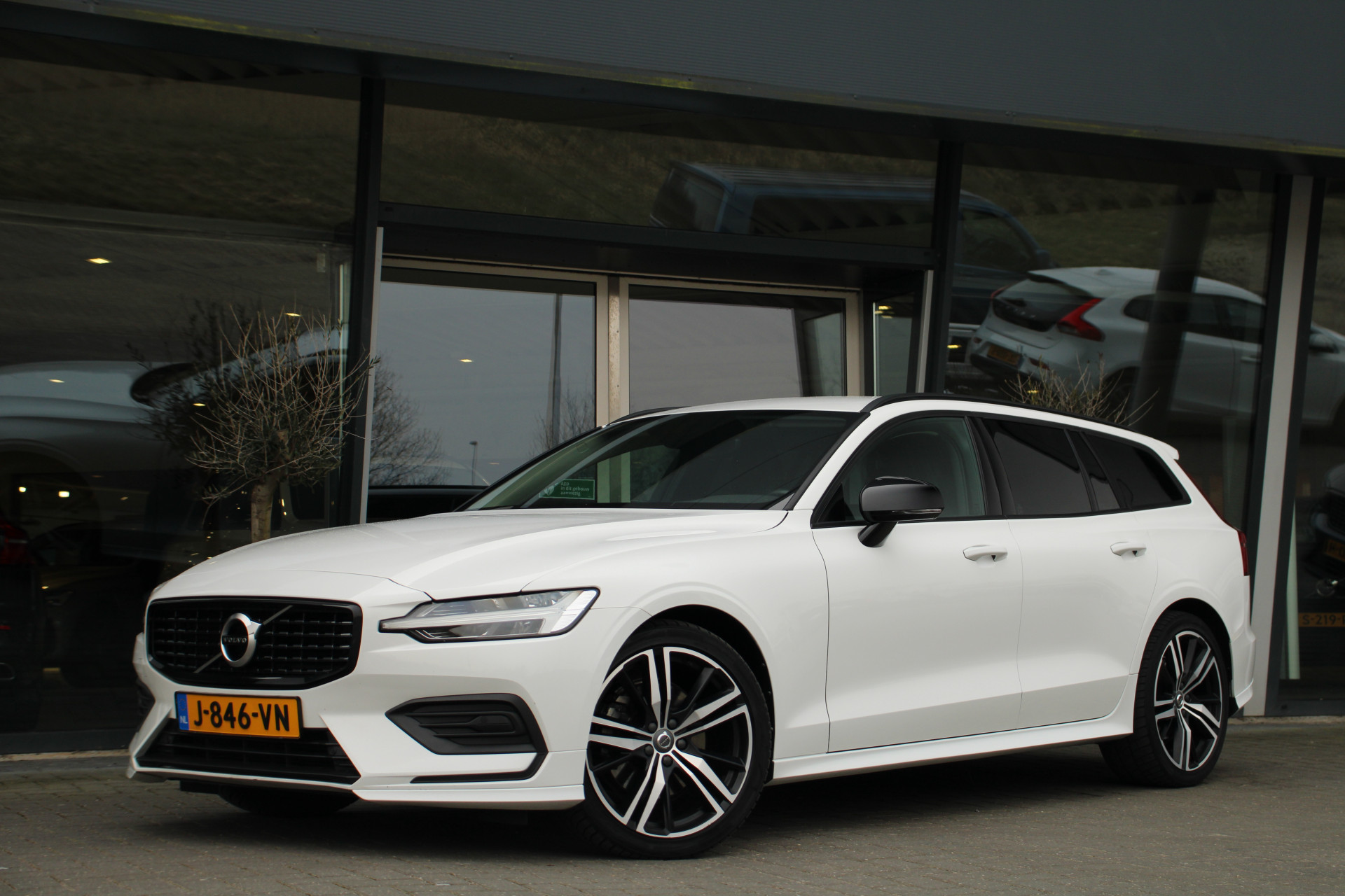 Volvo V60 B3 Momentum Advantage | Adaptive Cruise | Styling-pakket | Camera | Stuur/stoelverwarming | 19-Inch R-Design | BLIS