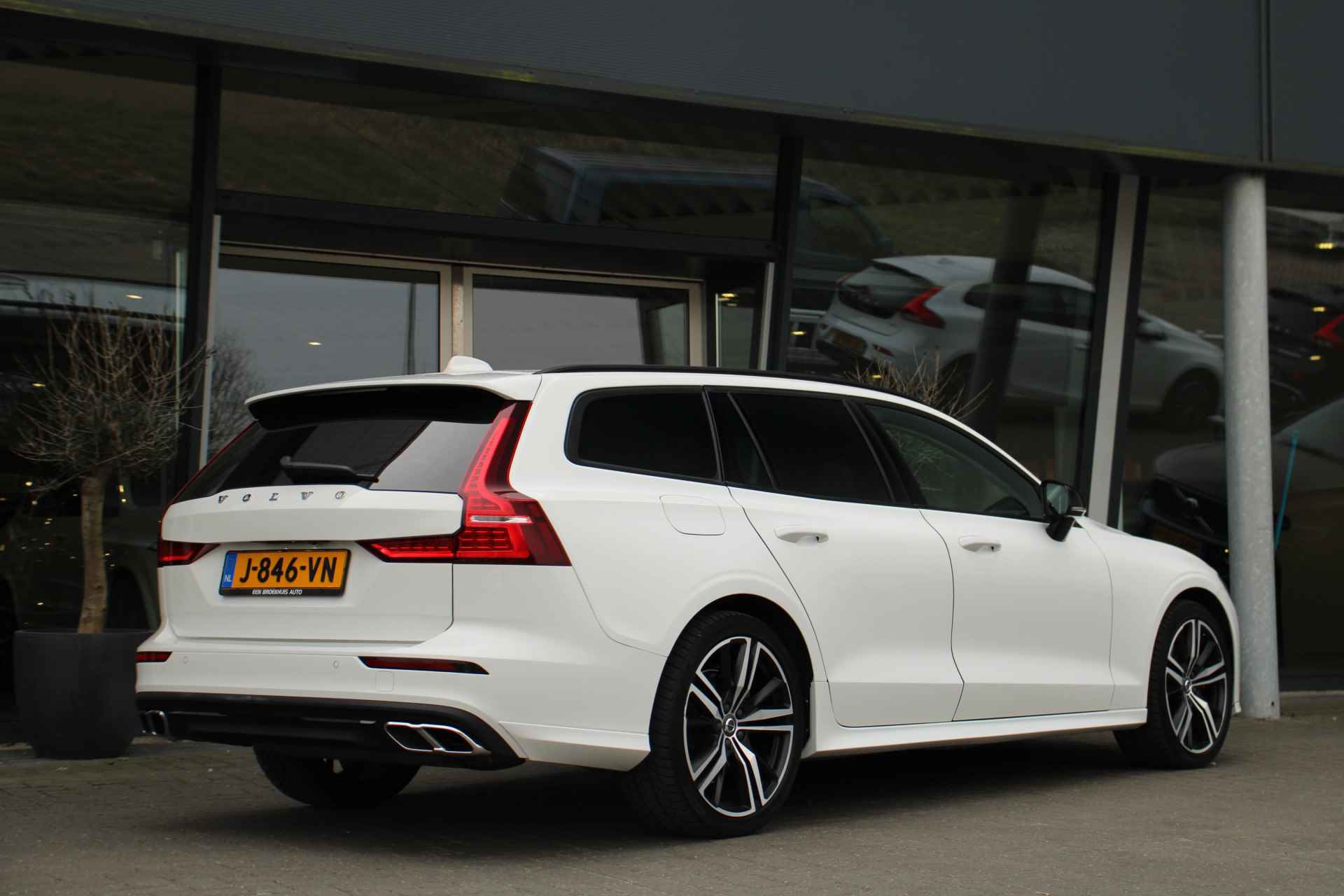 Volvo V60 B3 Momentum Advantage | Adaptive Cruise | Styling-pakket | Camera | Stuur/stoelverwarming | 19-Inch R-Design | BLIS - 4/35