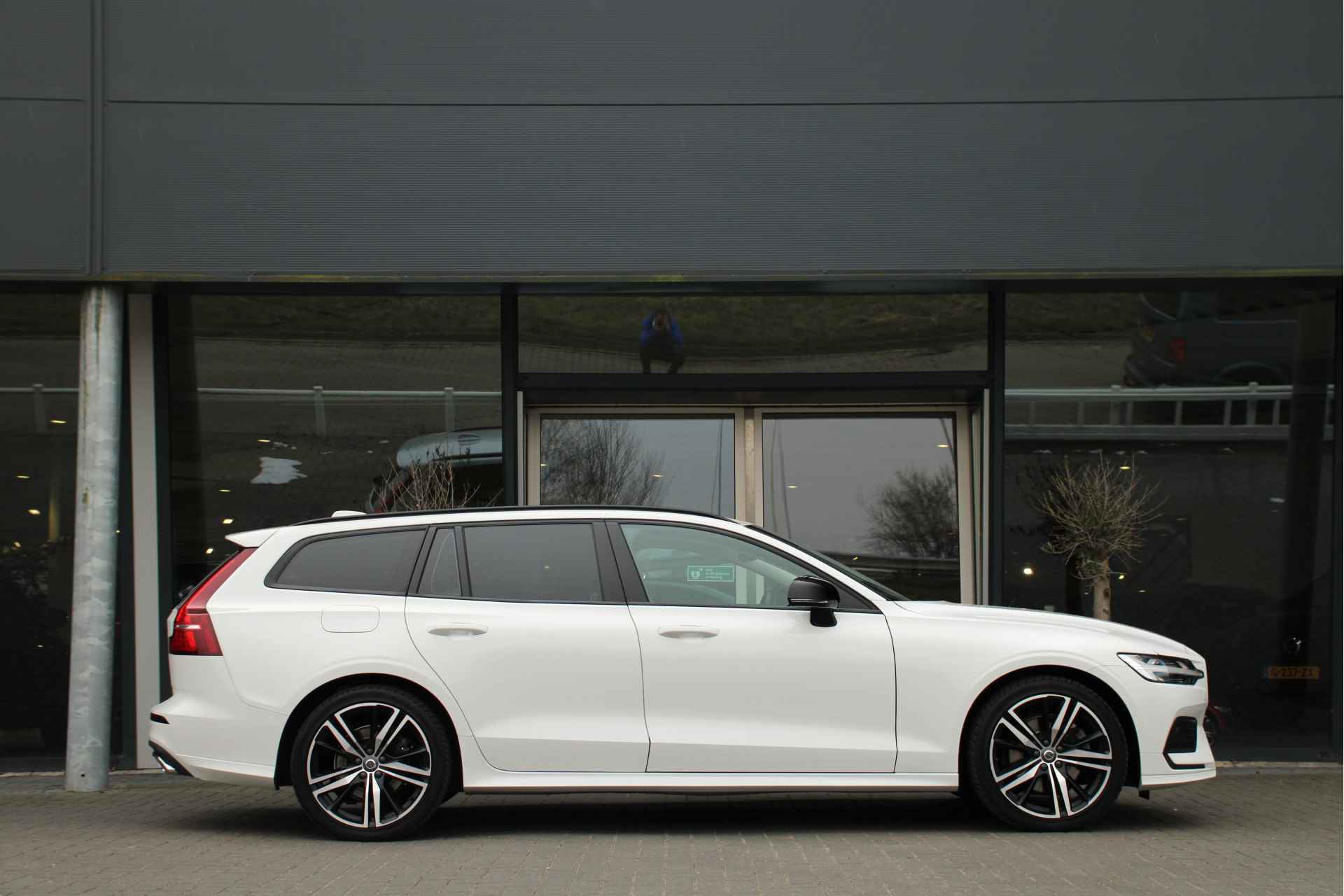 Volvo V60 B3 Momentum Advantage | Adaptive Cruise | Styling-pakket | Camera | Stuur/stoelverwarming | 19-Inch R-Design | BLIS - 5/35