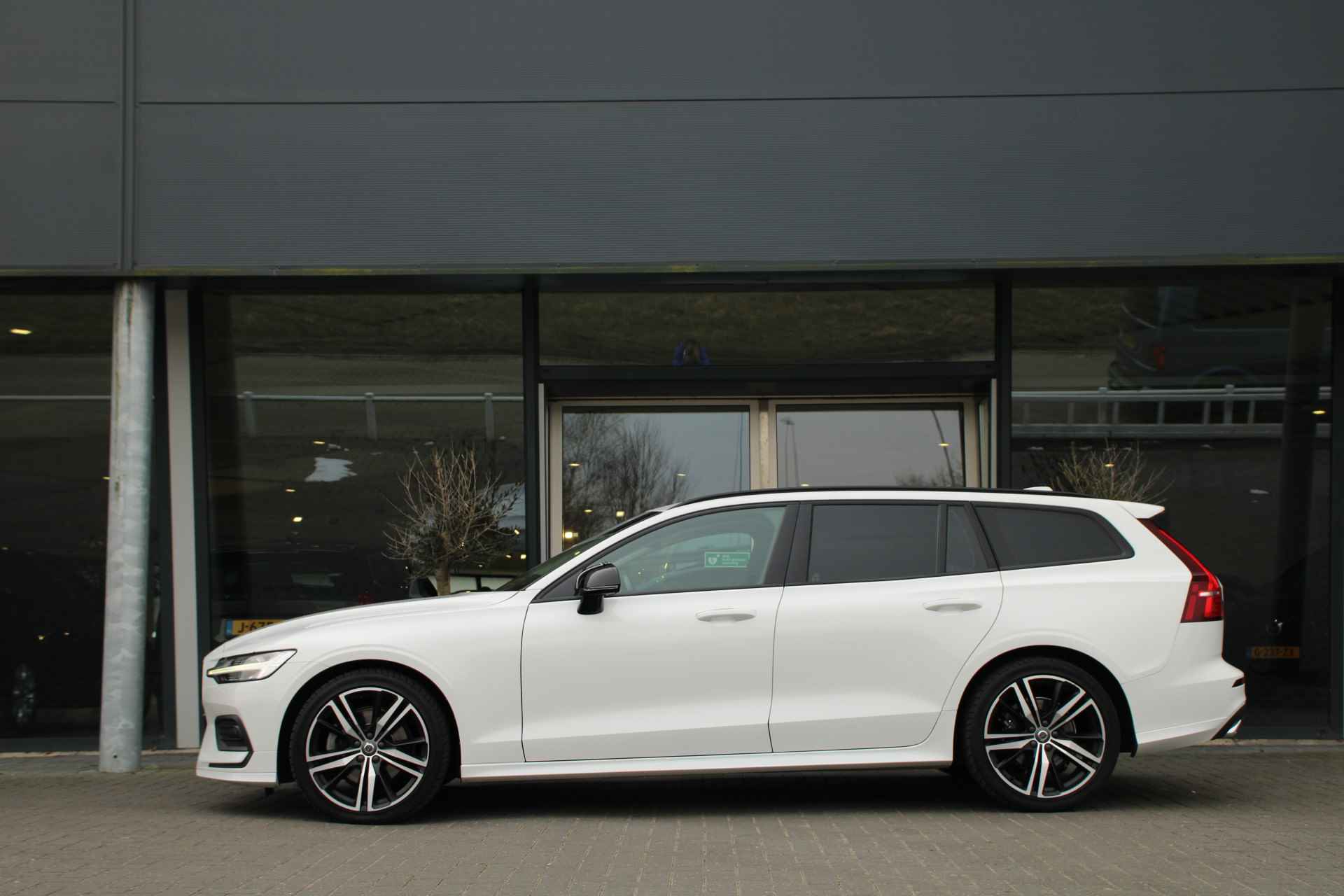 Volvo V60 B3 Momentum Advantage | Adaptive Cruise | Styling-pakket | Camera | Stuur/stoelverwarming | 19-Inch R-Design | BLIS - 6/35