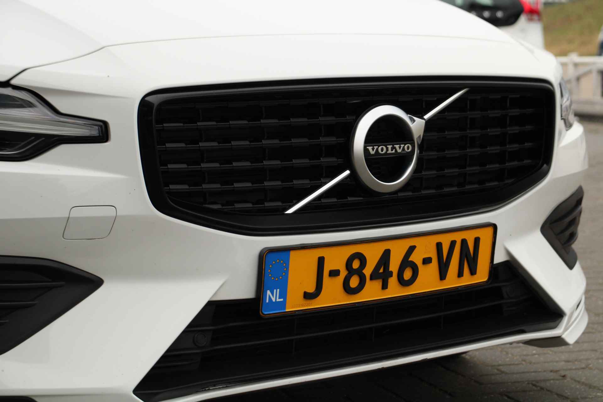 Volvo V60 B3 Momentum Advantage | Adaptive Cruise | Styling-pakket | Camera | Stuur/stoelverwarming | 19-Inch R-Design | BLIS - 8/35