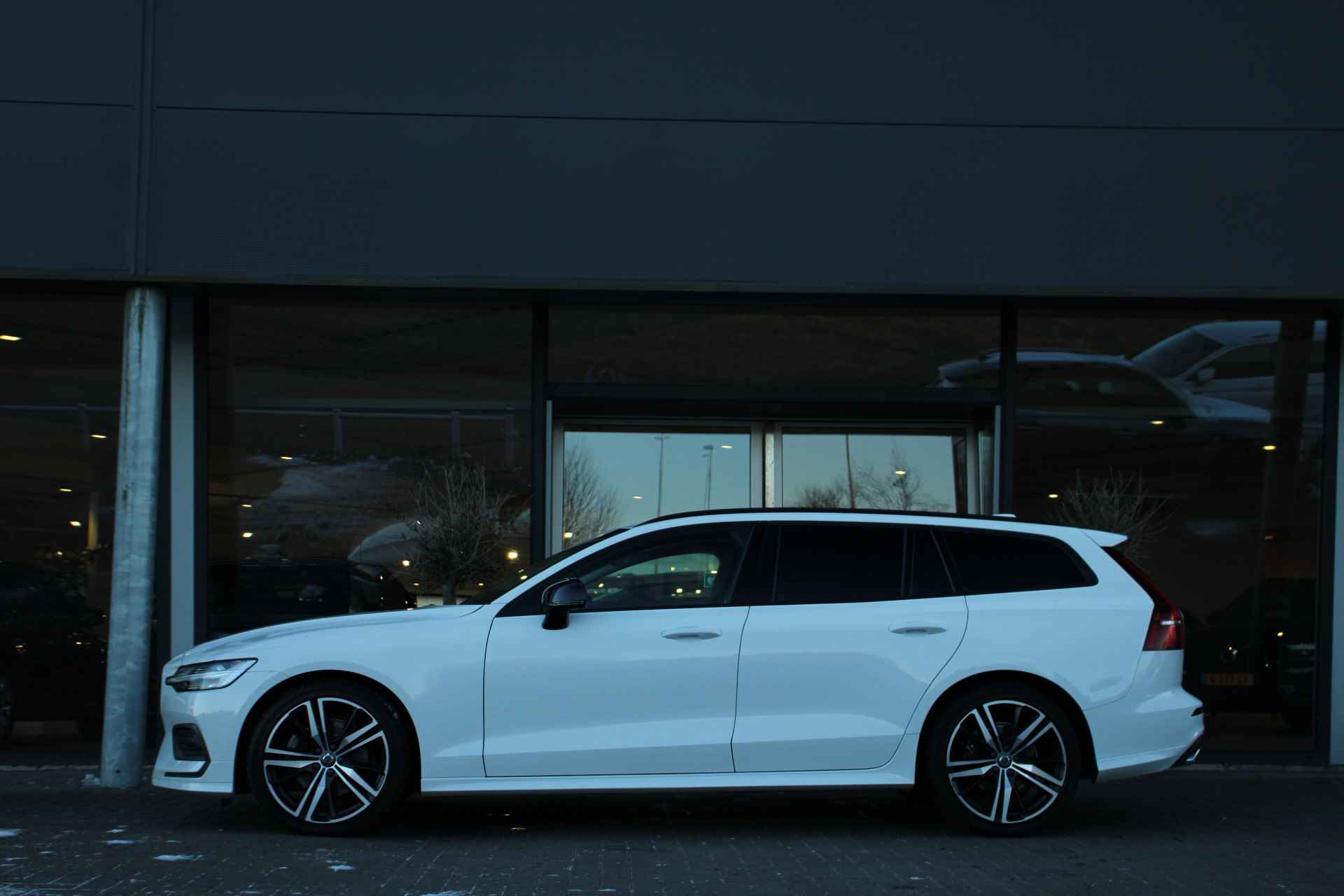 Volvo V60 B3 Momentum Advantage | Adaptive Cruise | Styling-pakket | Camera | Stuur/stoelverwarming | 19-Inch R-Design | BLIS - 29/35