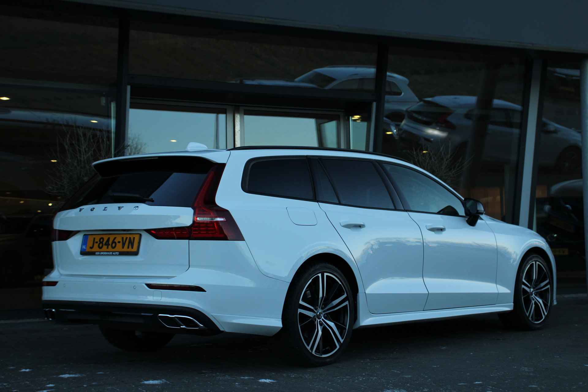 Volvo V60 B3 Momentum Advantage | Adaptive Cruise | Styling-pakket | Camera | Stuur/stoelverwarming | 19-Inch R-Design | BLIS - 31/35