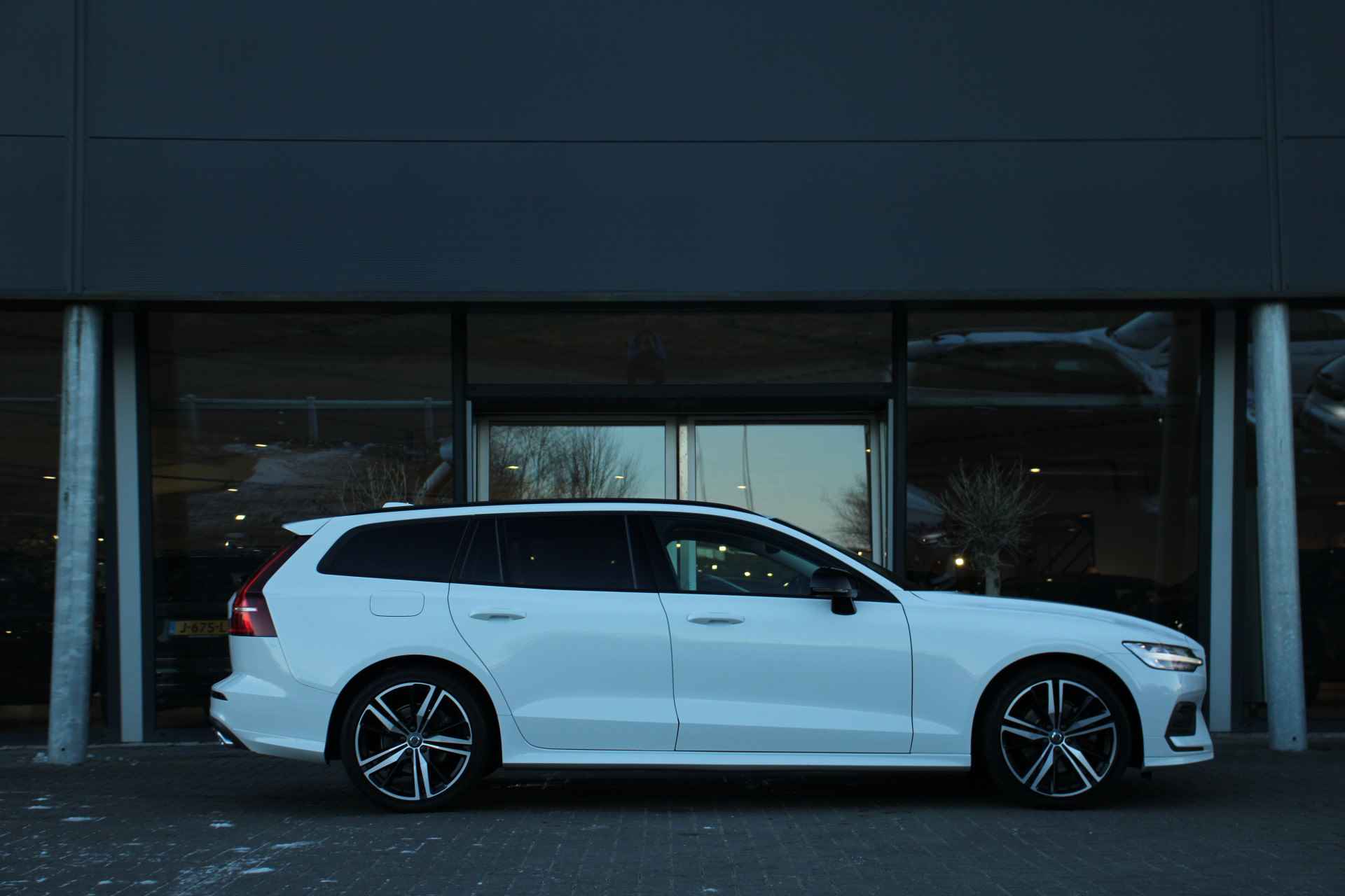 Volvo V60 B3 Momentum Advantage | Adaptive Cruise | Styling-pakket | Camera | Stuur/stoelverwarming | 19-Inch R-Design | BLIS - 33/35