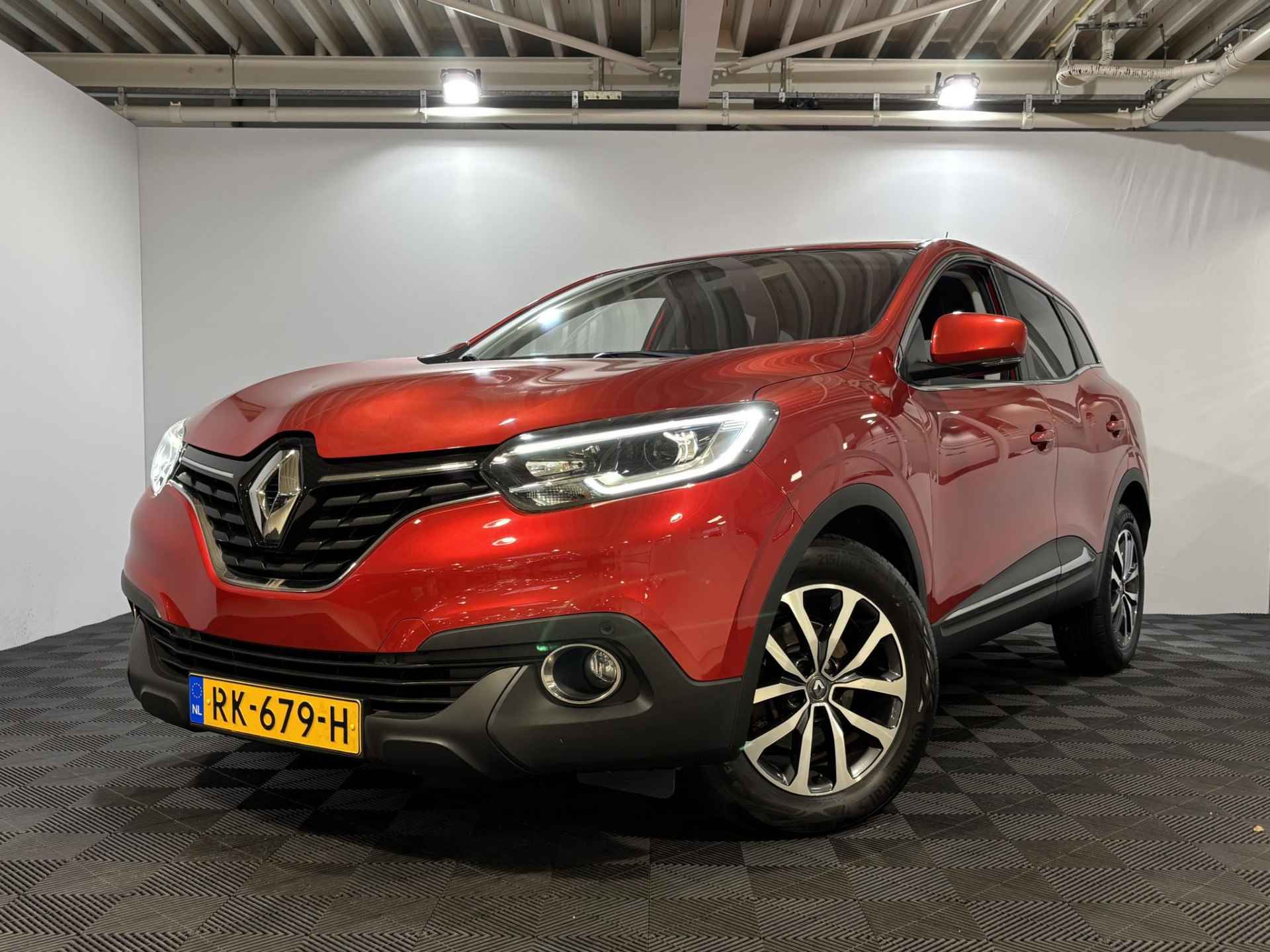 Renault Kadjar 130 PK TCe Limited Automaat | 1e eigenaar | Navi | Parkeersensoren | Climate Control | Cruise Control | Lichtmetalen Velgen | Privacy Glass | Licht & Regen Sensor | - 2/35