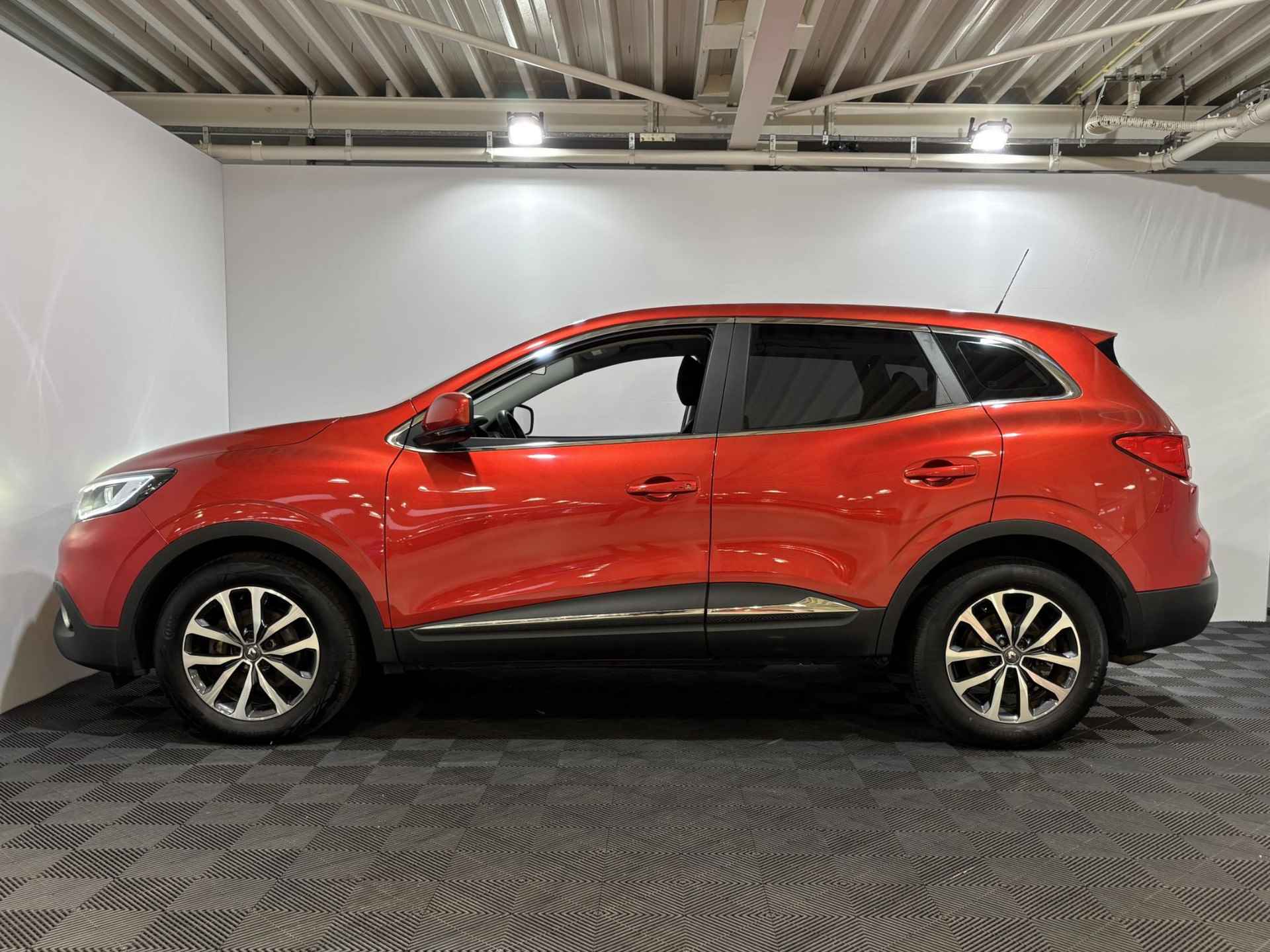 Renault Kadjar 130 PK TCe Limited Automaat | 1e eigenaar | Navi | Parkeersensoren | Climate Control | Cruise Control | Lichtmetalen Velgen | Privacy Glass | Licht & Regen Sensor | - 3/35