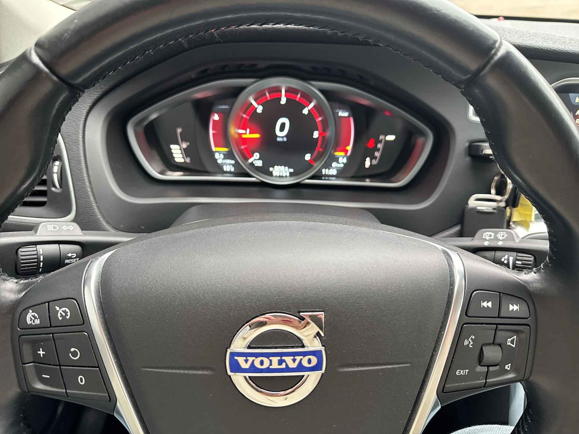 Volvo V40 Cross Country 1.6 D2 Momentum / Achteruitrijcamera / Cruise control / 16" Velgen / - 31/32