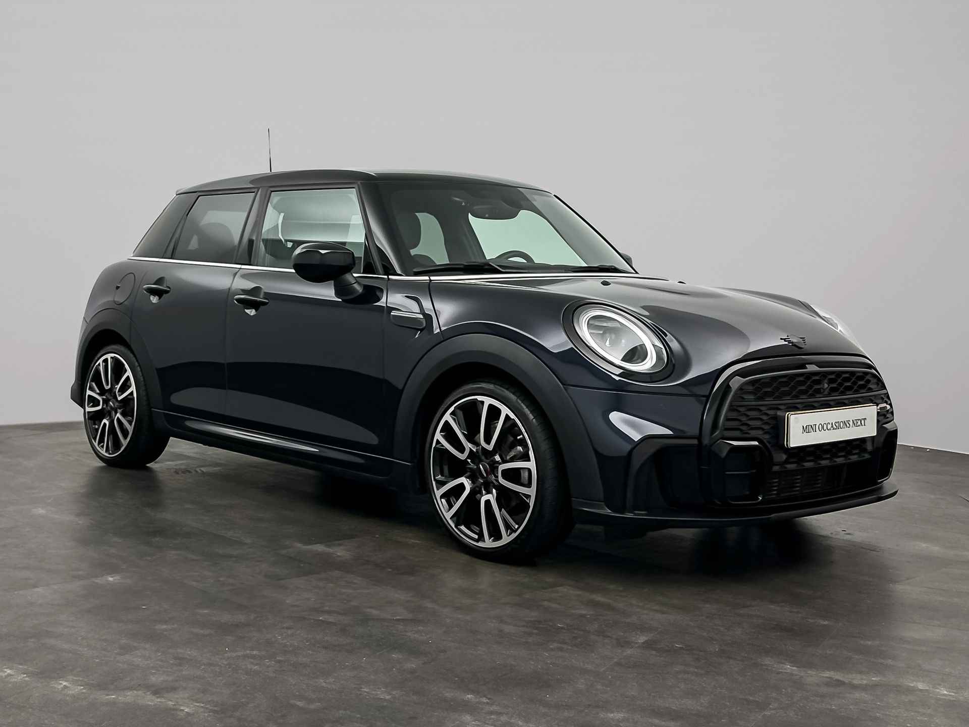 MINI 5-deurs 1.5 Cooper | Adaptief onderstel | Buitenspiegels elektrisch inklapbaar | John Cooper works Aerodynamic Kit | Glazen panoramadak | 	Extra getint glas achter | MINI Head-Up Display | - 4/26