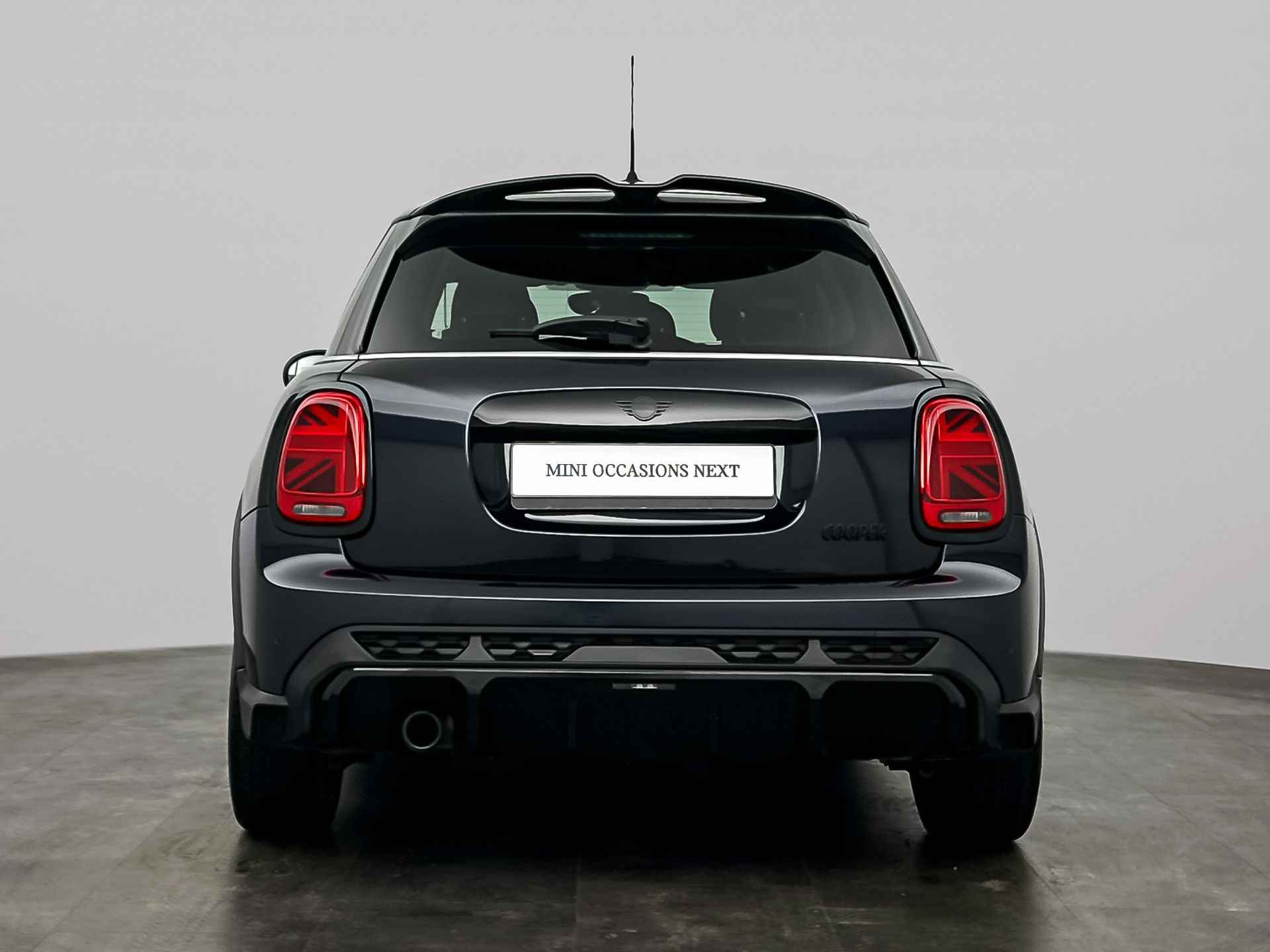 MINI 5-deurs 1.5 Cooper | Adaptief onderstel | Buitenspiegels elektrisch inklapbaar | John Cooper works Aerodynamic Kit | Glazen panoramadak | 	Extra getint glas achter | MINI Head-Up Display | - 5/26