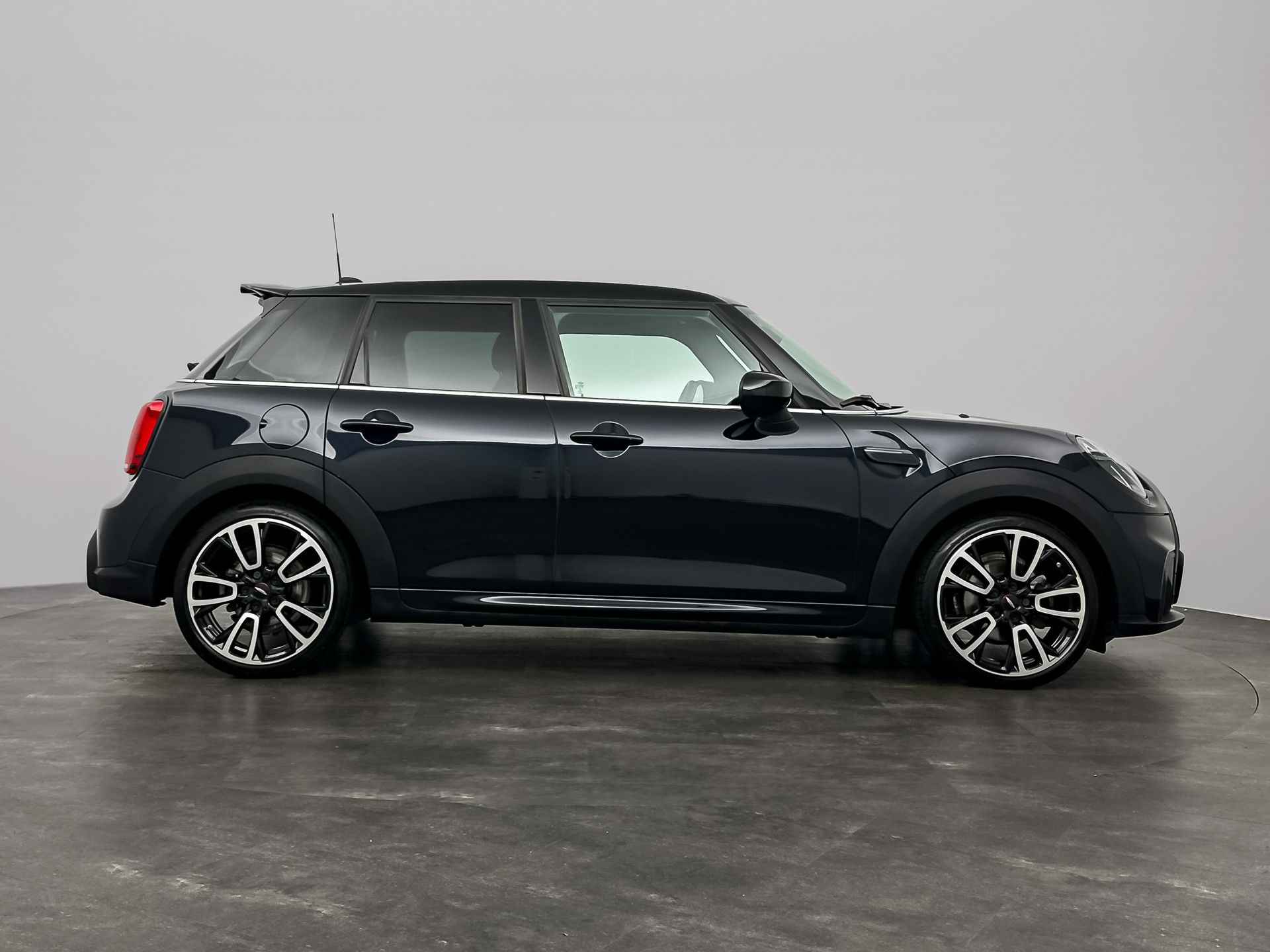 MINI 5-deurs 1.5 Cooper | Adaptief onderstel | Buitenspiegels elektrisch inklapbaar | John Cooper works Aerodynamic Kit | Glazen panoramadak | 	Extra getint glas achter | MINI Head-Up Display | - 7/26