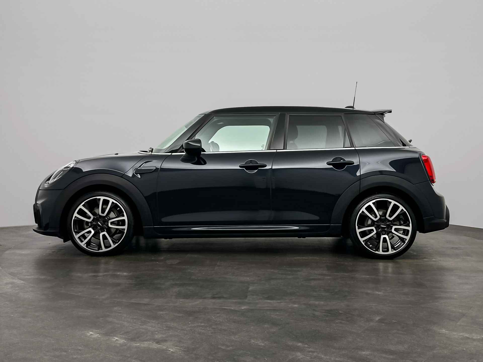 MINI 5-deurs 1.5 Cooper | Adaptief onderstel | Buitenspiegels elektrisch inklapbaar | John Cooper works Aerodynamic Kit | Glazen panoramadak | 	Extra getint glas achter | MINI Head-Up Display | - 8/26