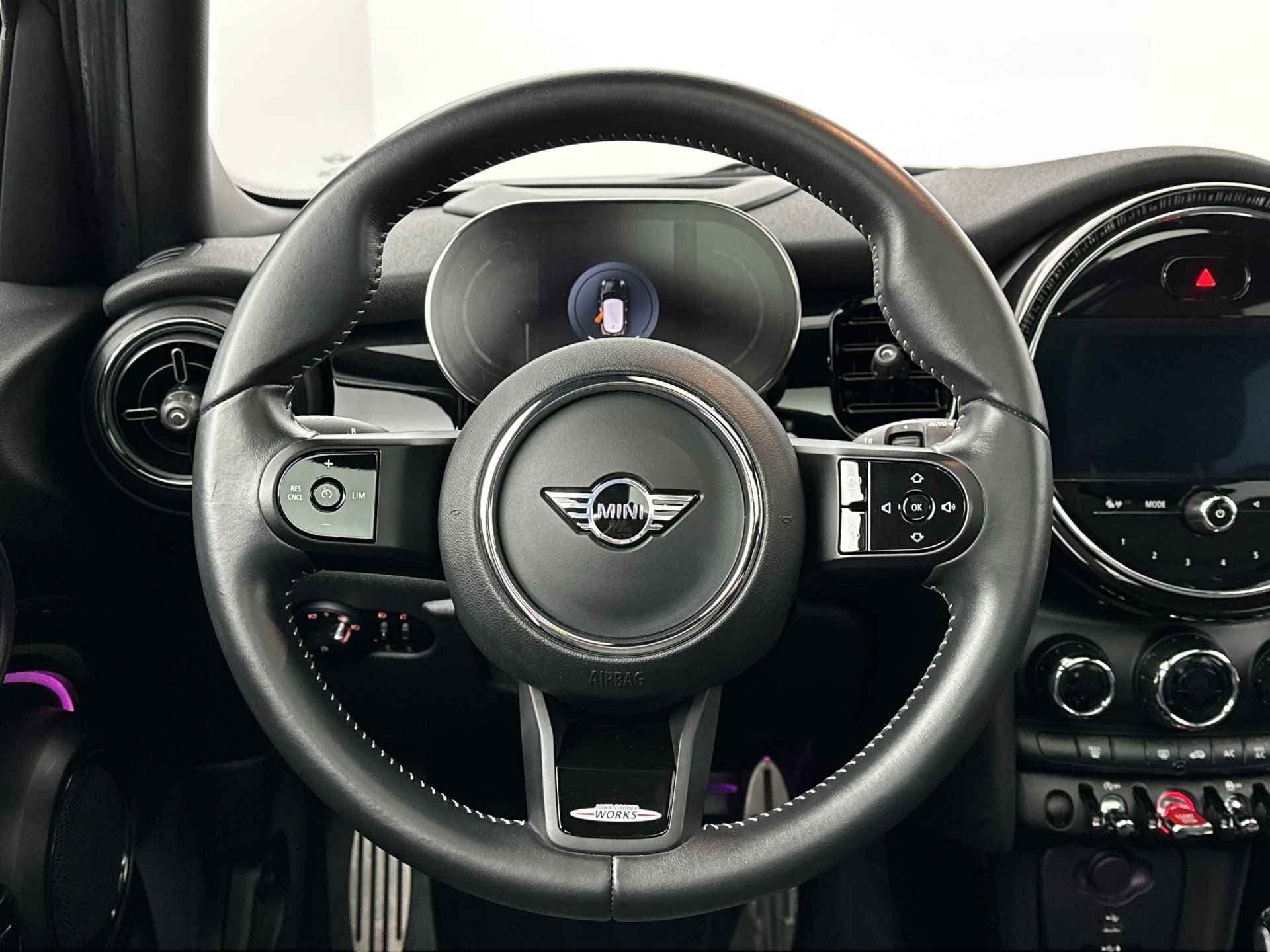 MINI 5-deurs 1.5 Cooper | Adaptief onderstel | Buitenspiegels elektrisch inklapbaar | John Cooper works Aerodynamic Kit | Glazen panoramadak | 	Extra getint glas achter | MINI Head-Up Display | - 17/26