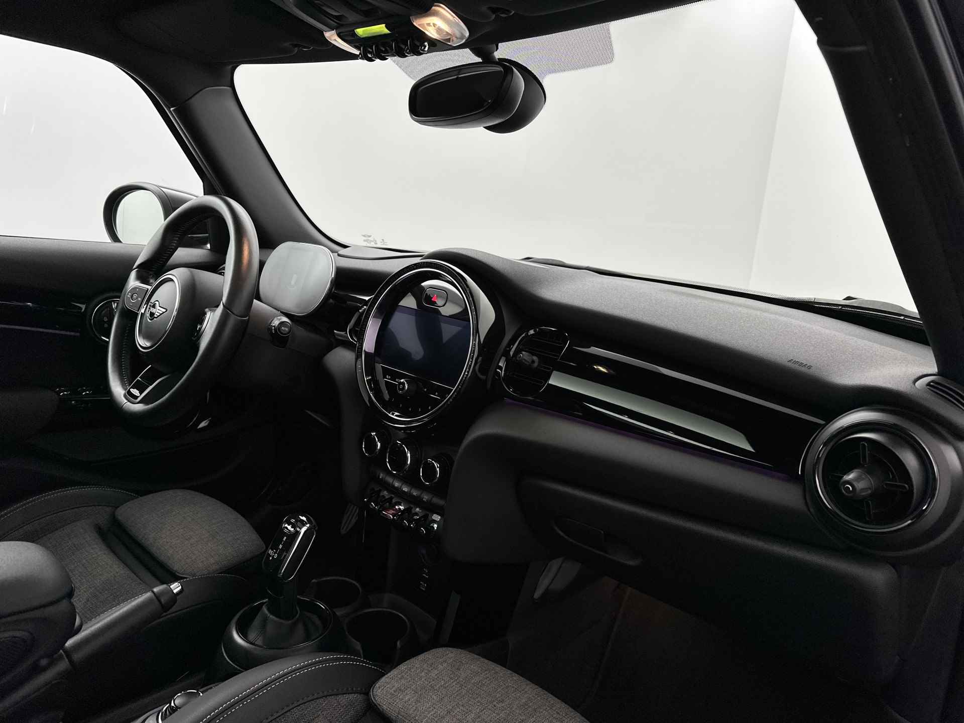 MINI 5-deurs 1.5 Cooper | Adaptief onderstel | Buitenspiegels elektrisch inklapbaar | John Cooper works Aerodynamic Kit | Glazen panoramadak | 	Extra getint glas achter | MINI Head-Up Display | - 18/26