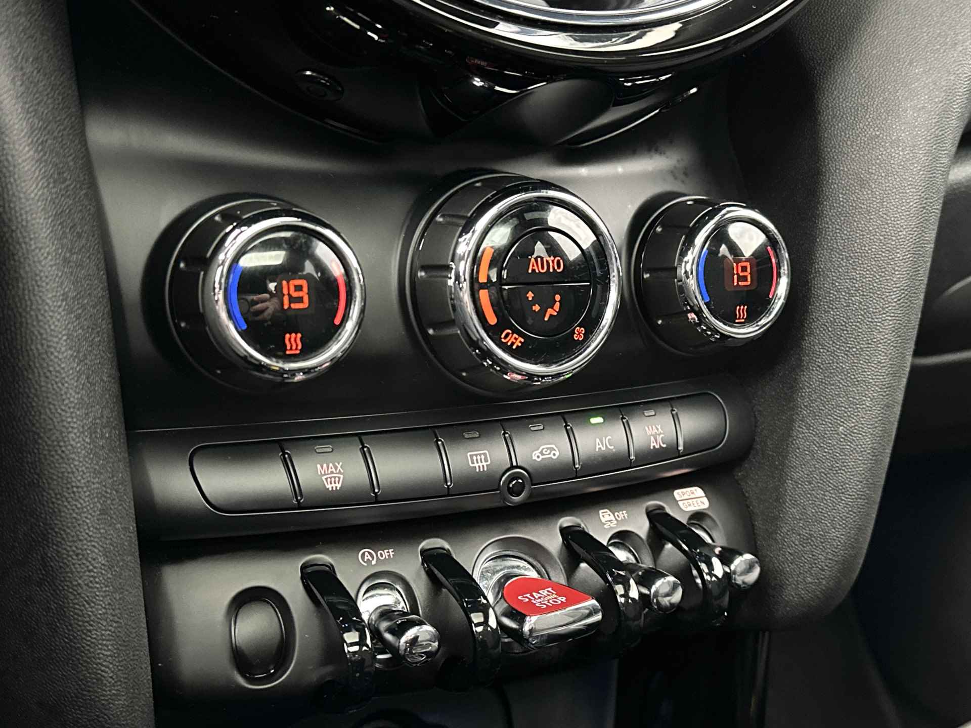 MINI 5-deurs 1.5 Cooper | Adaptief onderstel | Buitenspiegels elektrisch inklapbaar | John Cooper works Aerodynamic Kit | Glazen panoramadak | 	Extra getint glas achter | MINI Head-Up Display | - 20/26