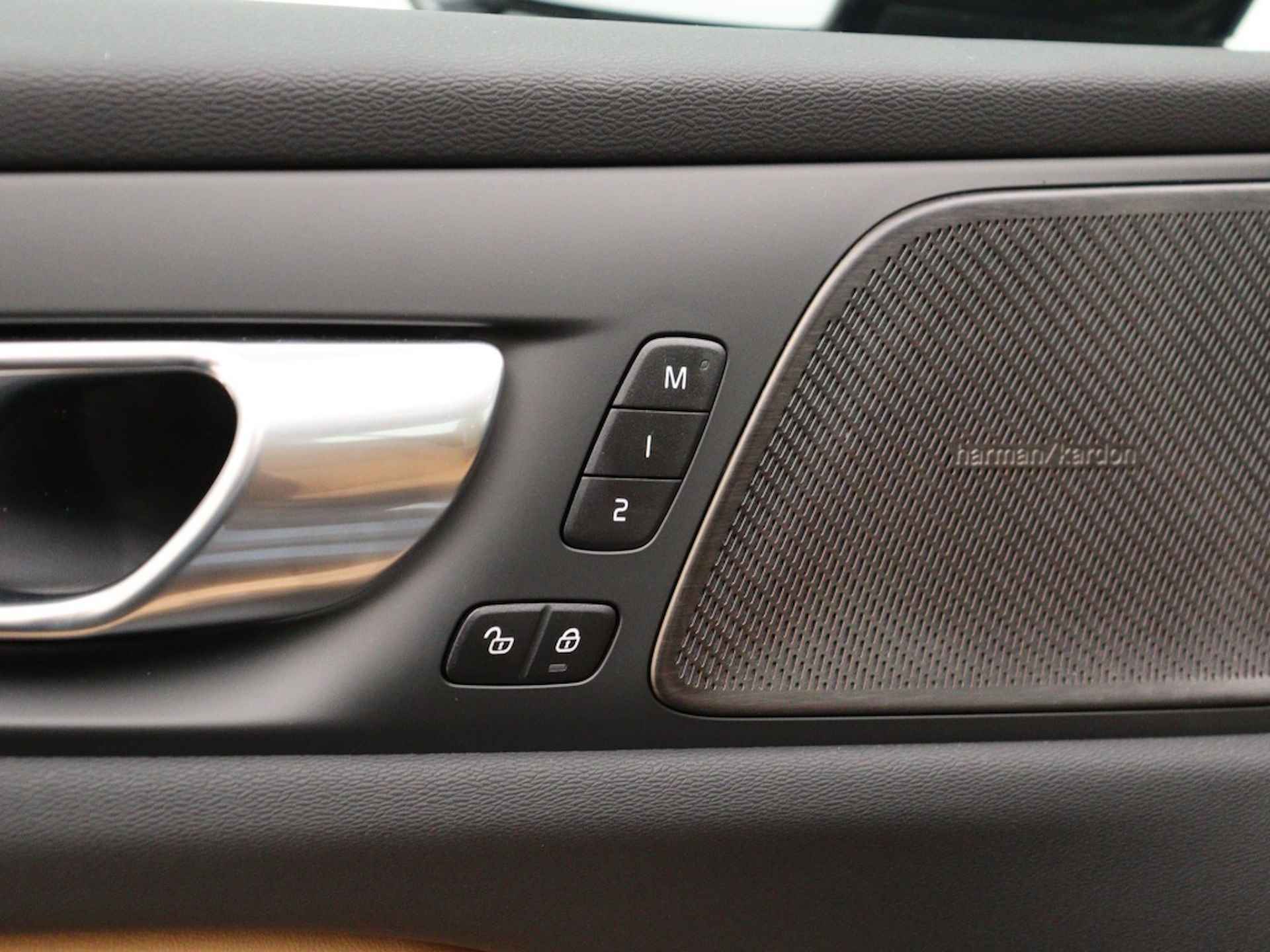 Volvo S60 B4 AUT(7) PLUS DARK 360GR CAM HARMAN/KARDON STOELVENTILATIE SCHU - 11/40