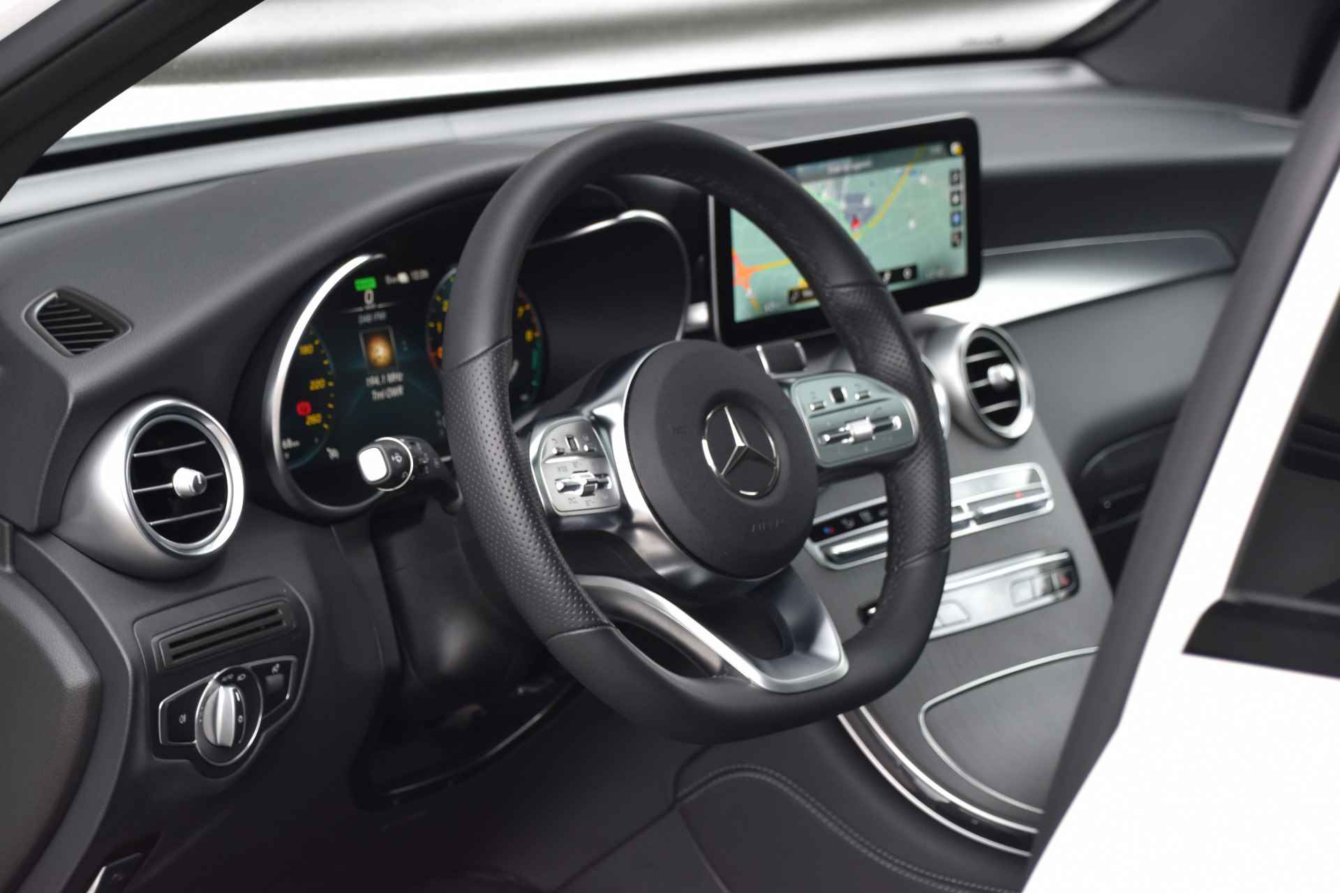 Mercedes-Benz GLC 300e 4MATIC Premium Plus | AMG | Panoramadak | Trekhaak | Night Pakket | - 38/51