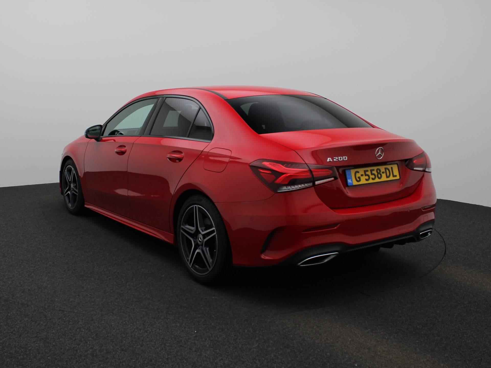 Mercedes-Benz A-klasse 200 Business Solution AMG | Automaat | Half leder | Navigatie | Climate control | Parkeer sensoren | LMV | LED | Camera | Stoel verwarming | DAB - 3/40