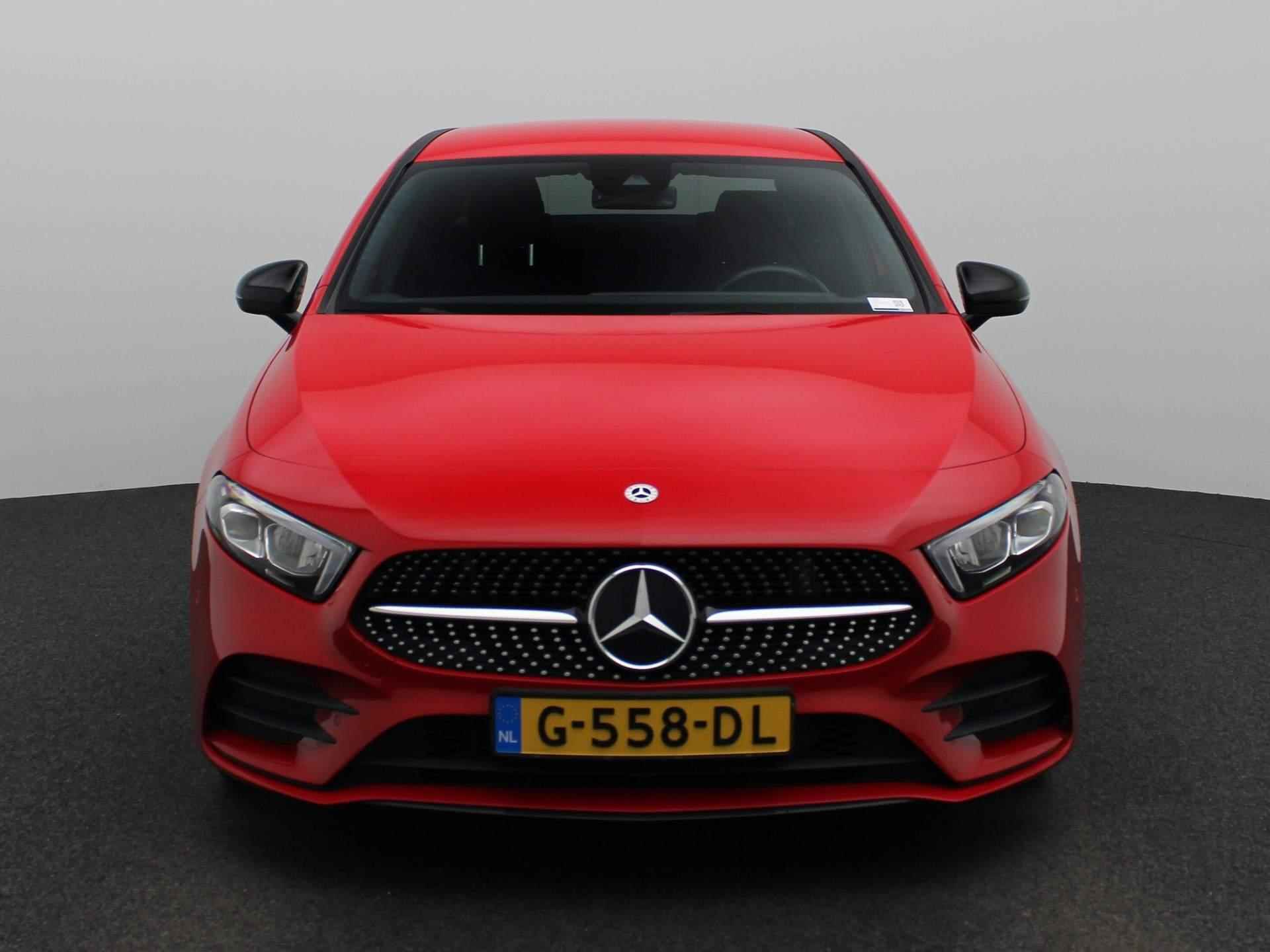 Mercedes-Benz A-klasse 200 Business Solution AMG | Automaat | Half leder | Navigatie | Climate control | Parkeer sensoren | LMV | LED | Camera | Stoel verwarming | DAB - 4/40