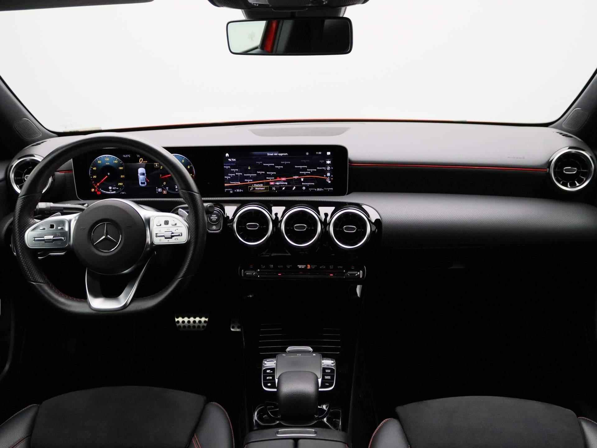 Mercedes-Benz A-klasse 200 Business Solution AMG | Automaat | Half leder | Navigatie | Climate control | Parkeer sensoren | LMV | LED | Camera | Stoel verwarming | DAB - 36/40