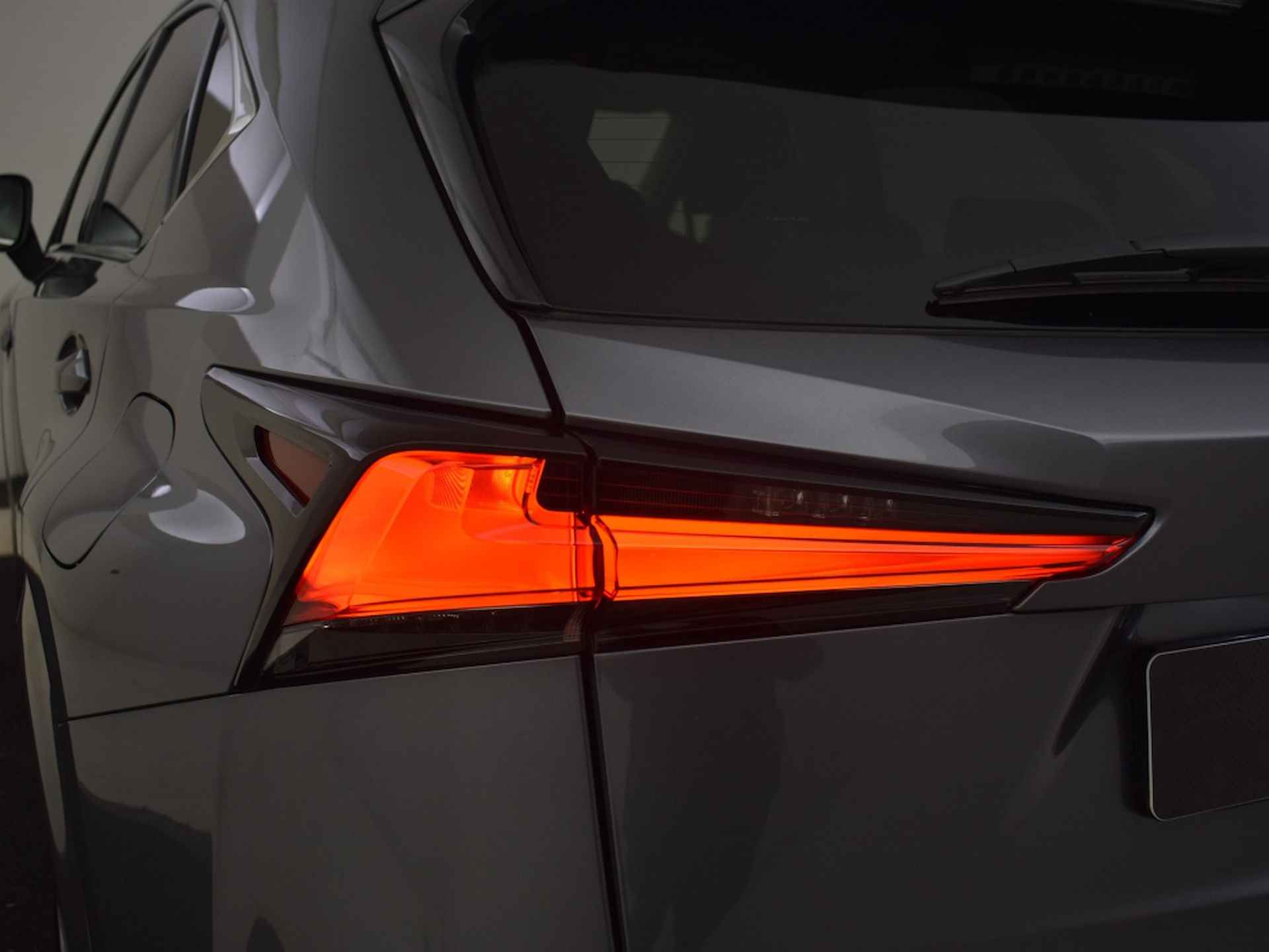 Lexus NX  NX 300h Style Edition | PDC V+A | Stoelverwarming | BLS | Naviga - 15/31