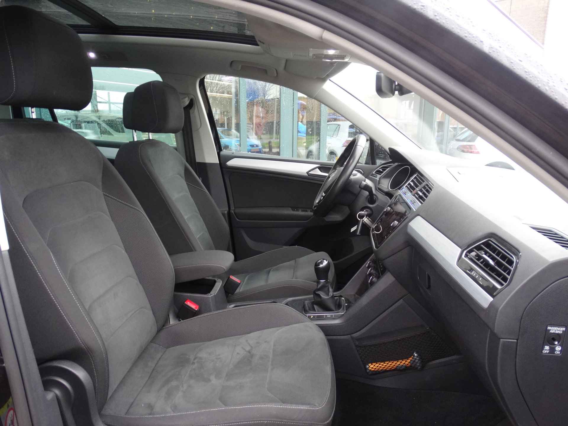 Volkswagen Tiguan 1.4 TSI 125PK Comfortline Business | Trekhaak | Stoelverwarming+massage | Navigatie | - 8/17