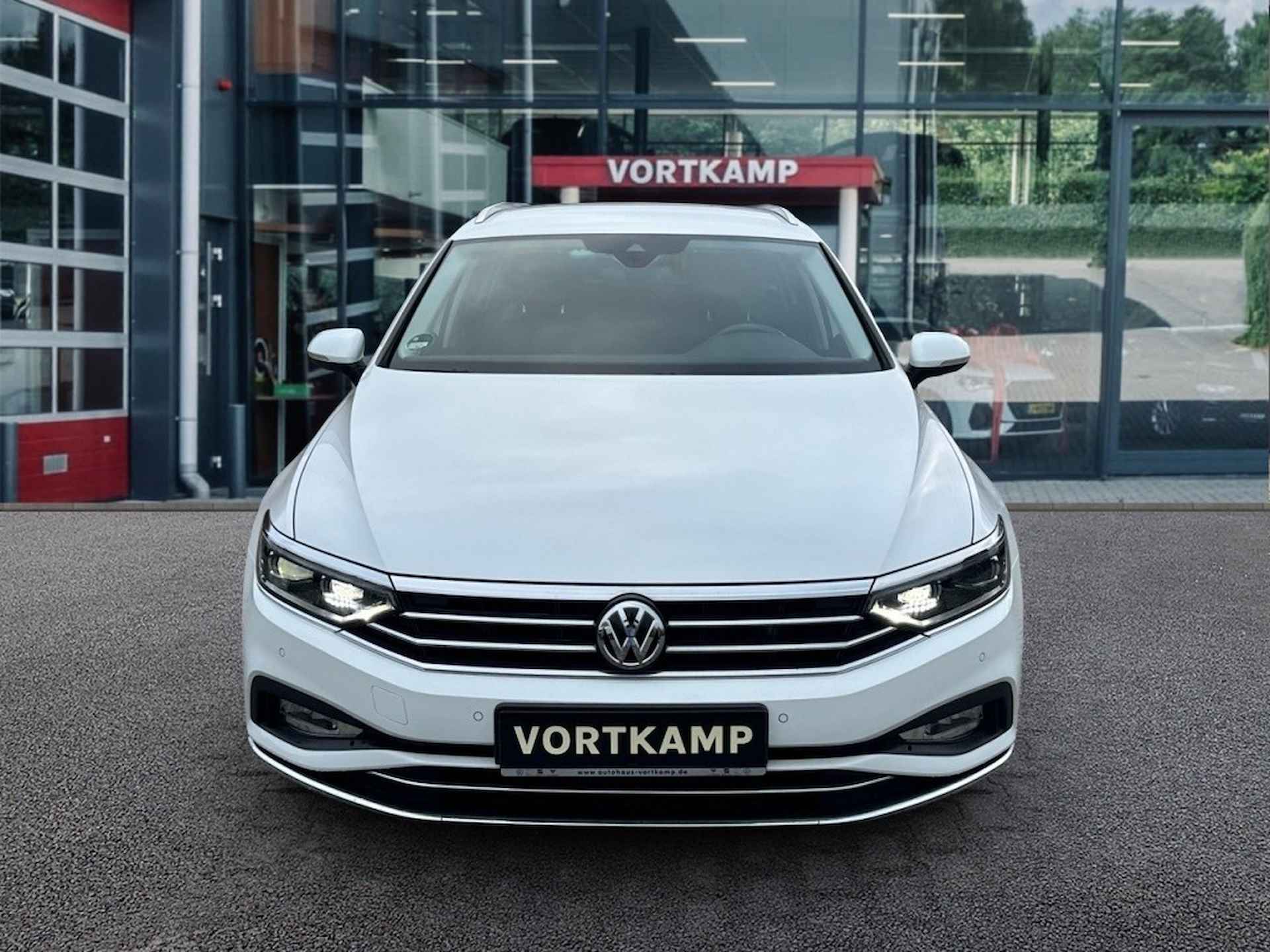 VOLKSWAGEN Passat Variant 2.0 TDI DSG ELEGANCE TREKHAAK/CAMERA/NAVI/ACC/STOELVERW/E-KLEP - 2/26