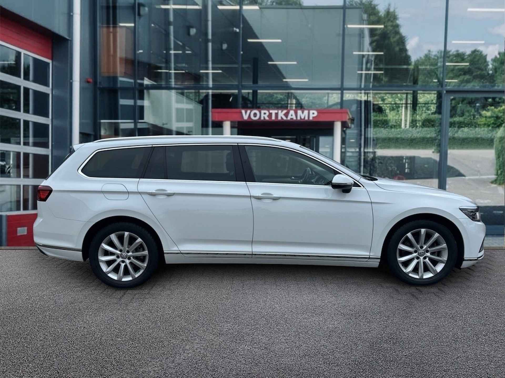 VOLKSWAGEN Passat Variant 2.0 TDI DSG ELEGANCE TREKHAAK/CAMERA/NAVI/ACC/STOELVERW/E-KLEP - 4/26