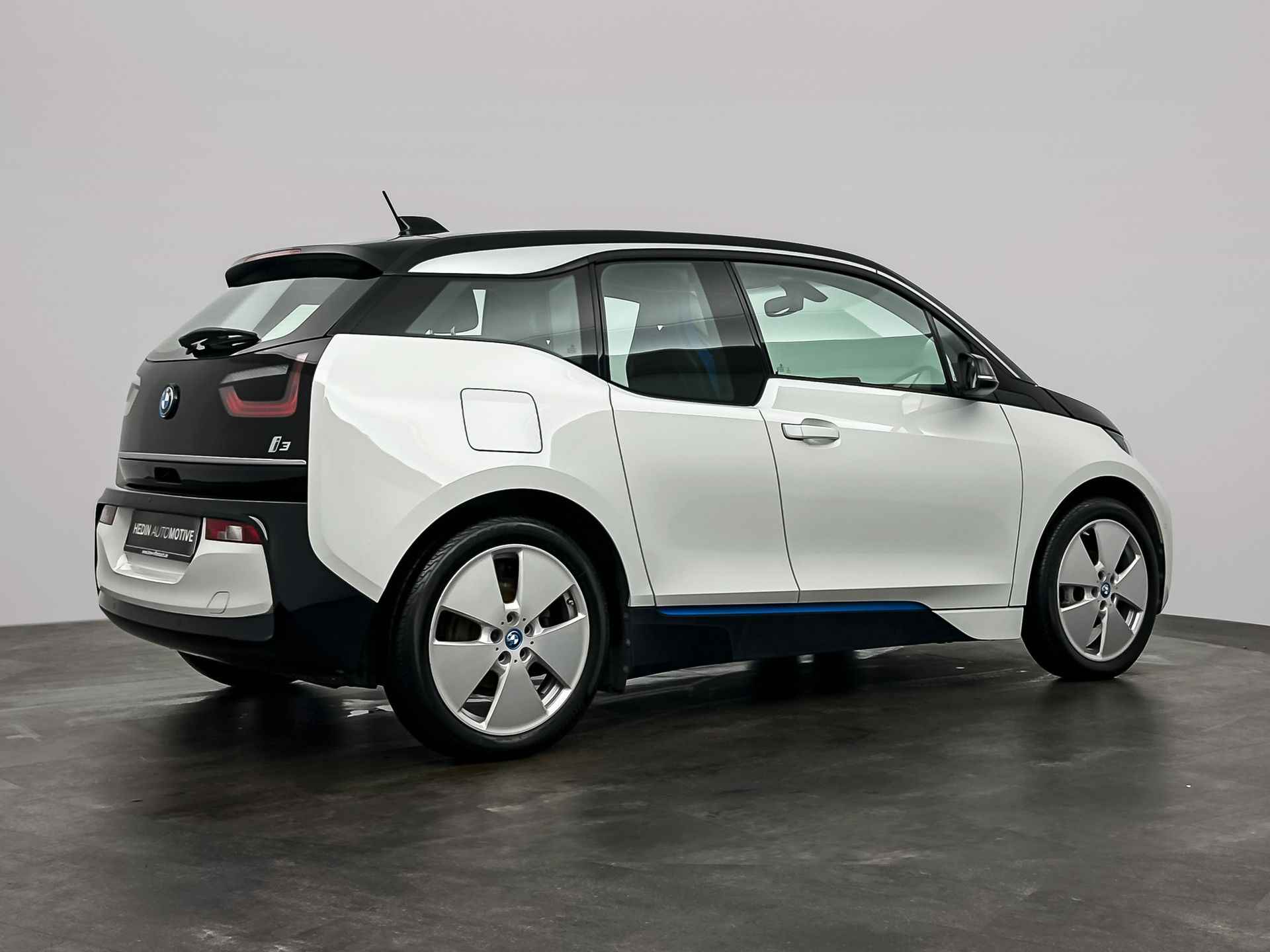 BMW i3 Basis 120Ah 42 kWh | Elektrisch verwarmde voorstoelen | Achteruitrijcamera | 	Park Distance Control voor/achter (PDC) | 1-zone aut.airconditioning | Comfort telefoonvoorbereiding met draadloze oplaadmogelijkhei - 2/50