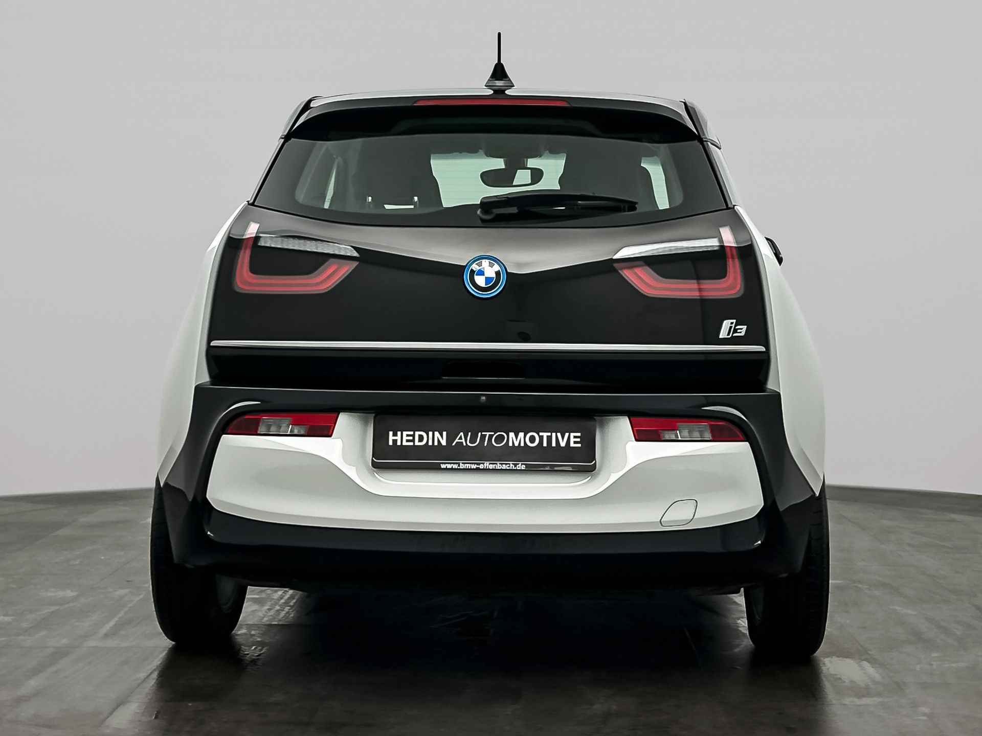 BMW i3 Basis 120Ah 42 kWh | Elektrisch verwarmde voorstoelen | Achteruitrijcamera | 	Park Distance Control voor/achter (PDC) | 1-zone aut.airconditioning | Comfort telefoonvoorbereiding met draadloze oplaadmogelijkhei - 4/50