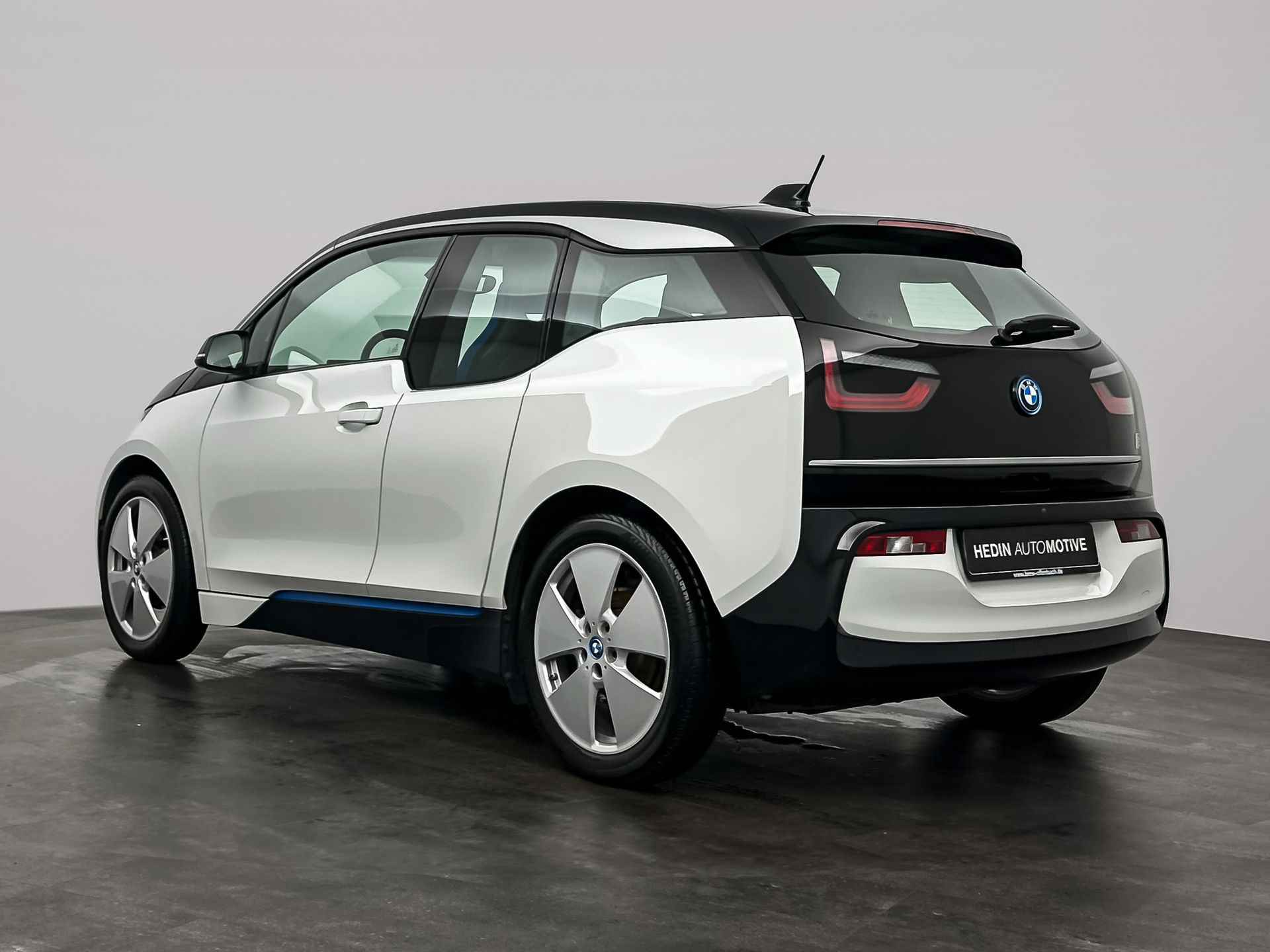 BMW i3 Basis 120Ah 42 kWh | Elektrisch verwarmde voorstoelen | Achteruitrijcamera | 	Park Distance Control voor/achter (PDC) | 1-zone aut.airconditioning | Comfort telefoonvoorbereiding met draadloze oplaadmogelijkhei - 5/50