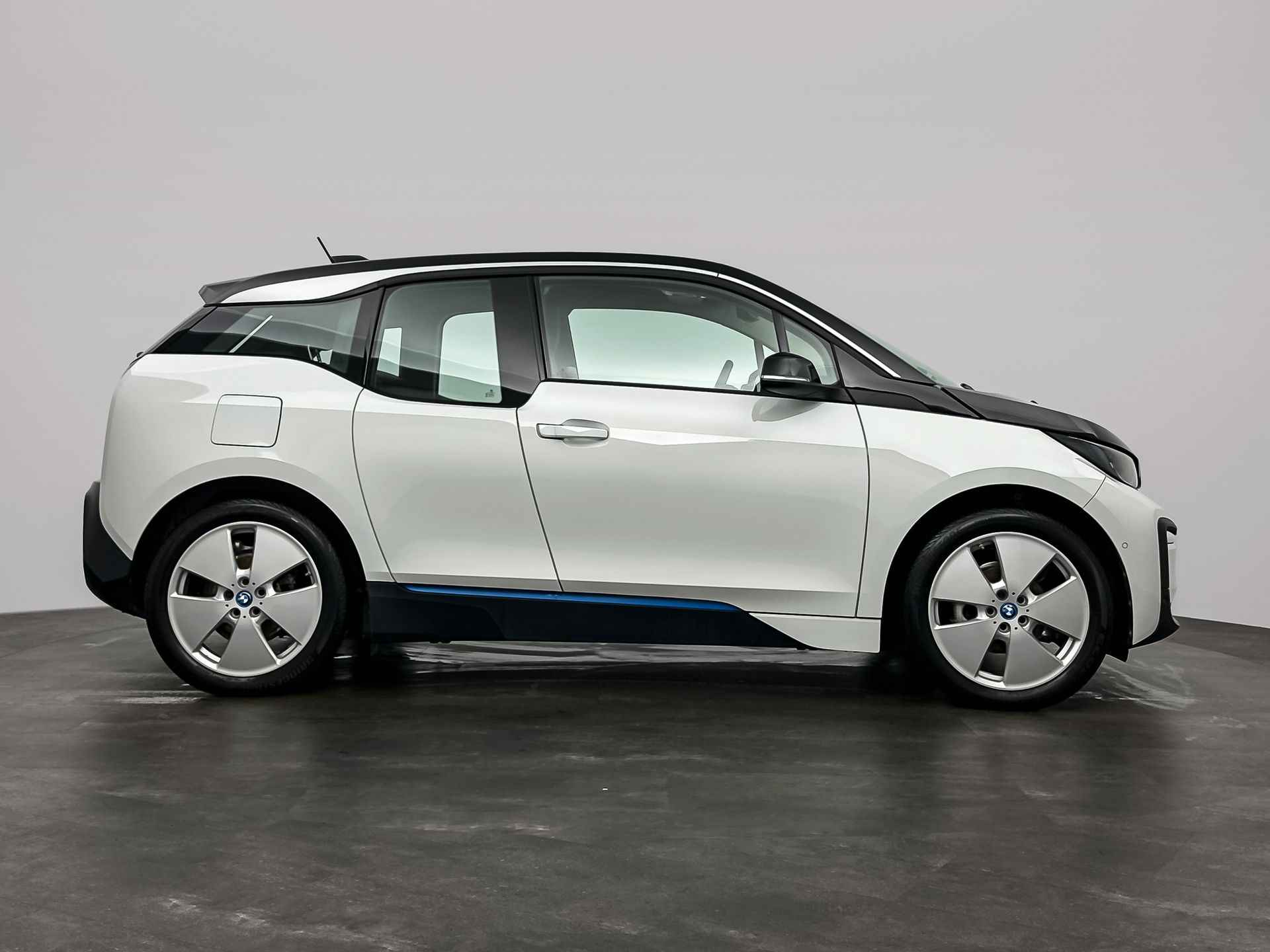 BMW i3 Basis 120Ah 42 kWh | Elektrisch verwarmde voorstoelen | Achteruitrijcamera | 	Park Distance Control voor/achter (PDC) | 1-zone aut.airconditioning | Comfort telefoonvoorbereiding met draadloze oplaadmogelijkhei - 7/50