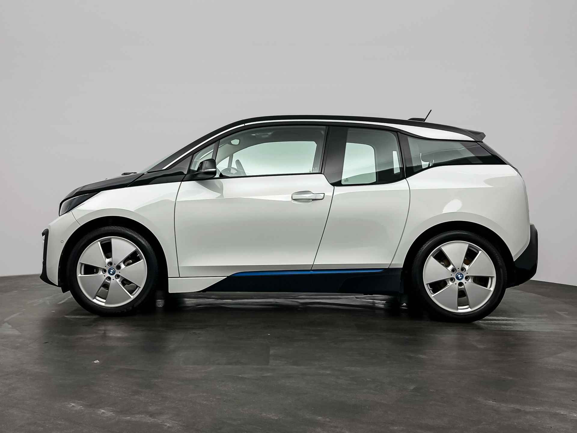 BMW i3 Basis 120Ah 42 kWh | Elektrisch verwarmde voorstoelen | Achteruitrijcamera | 	Park Distance Control voor/achter (PDC) | 1-zone aut.airconditioning | Comfort telefoonvoorbereiding met draadloze oplaadmogelijkhei - 8/50