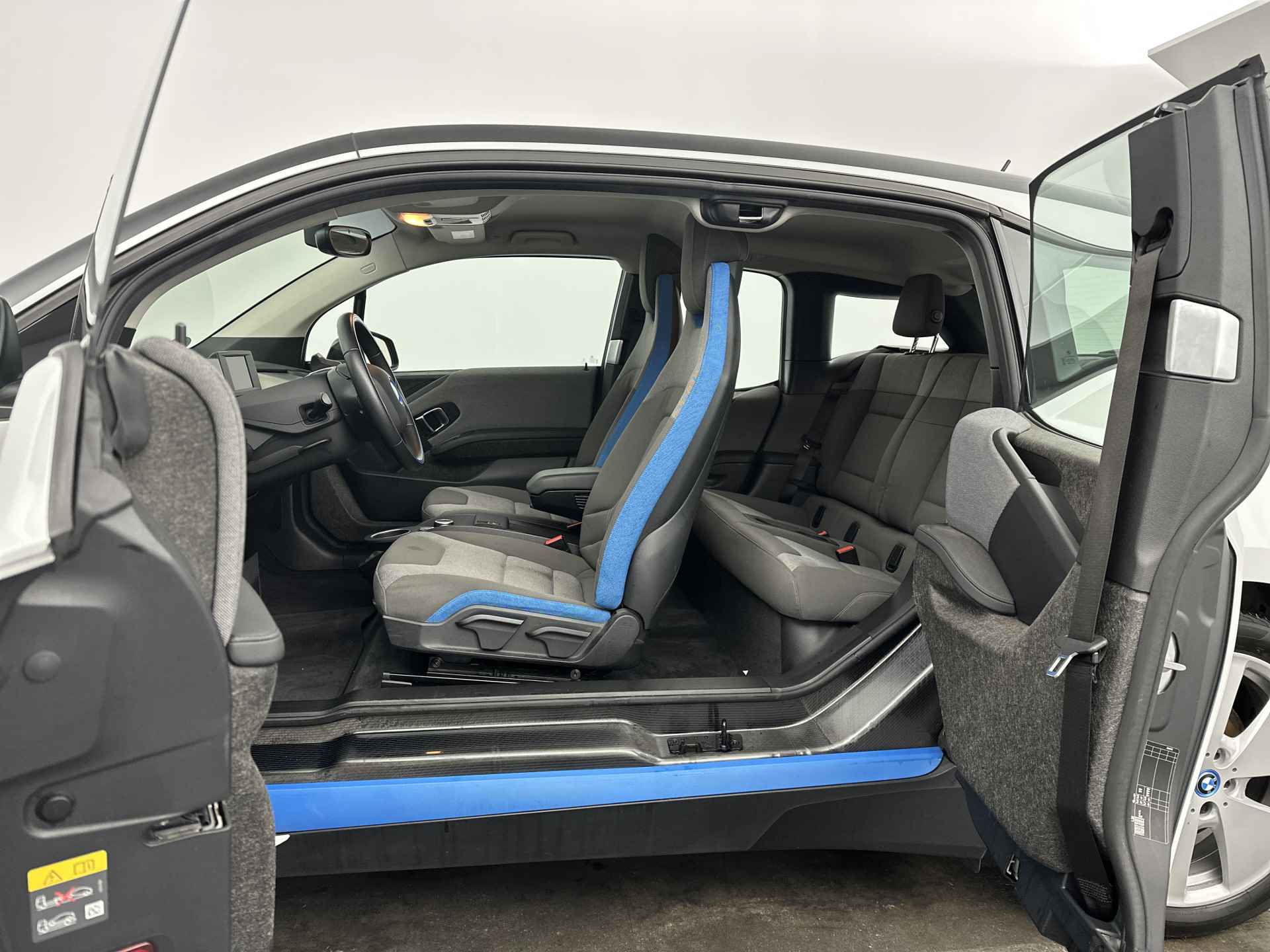 BMW i3 Basis 120Ah 42 kWh | Elektrisch verwarmde voorstoelen | Achteruitrijcamera | 	Park Distance Control voor/achter (PDC) | 1-zone aut.airconditioning | Comfort telefoonvoorbereiding met draadloze oplaadmogelijkhei - 9/50