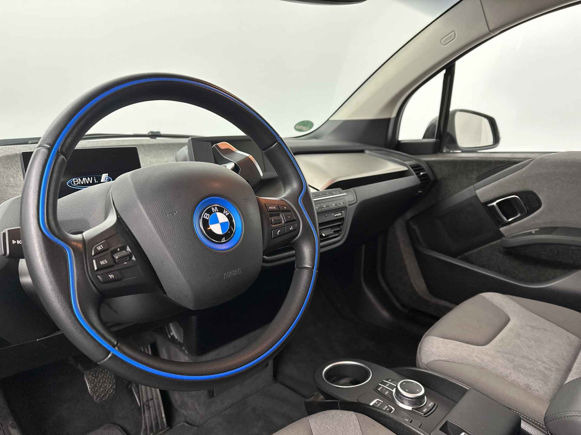 BMW i3 Basis 120Ah 42 kWh | Elektrisch verwarmde voorstoelen | Achteruitrijcamera | 	Park Distance Control voor/achter (PDC) | 1-zone aut.airconditioning | Comfort telefoonvoorbereiding met draadloze oplaadmogelijkhei - 10/50