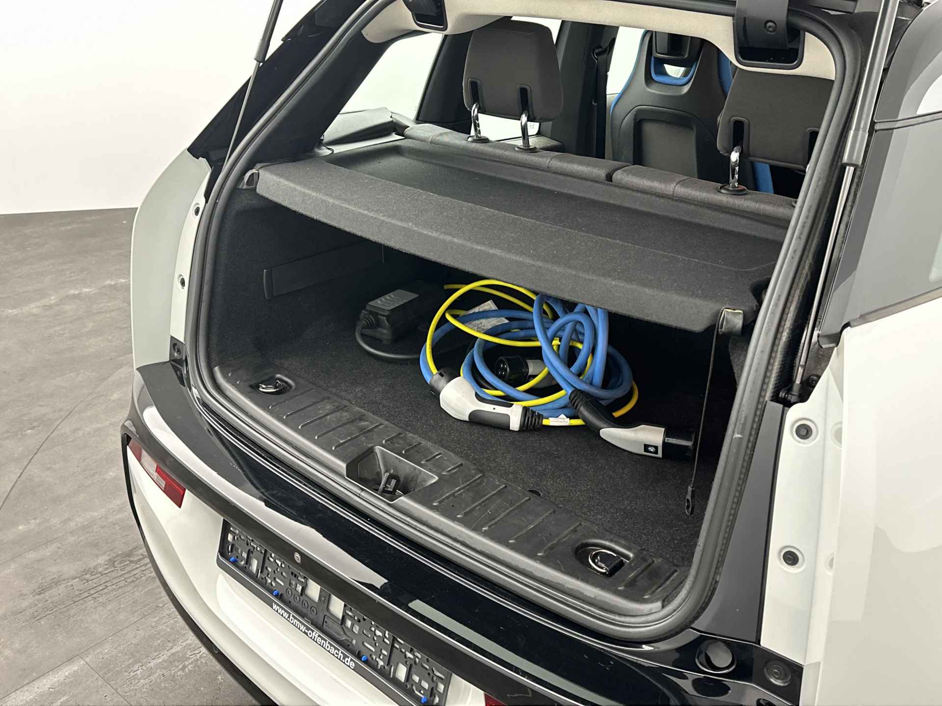 BMW i3 Basis 120Ah 42 kWh | Elektrisch verwarmde voorstoelen | Achteruitrijcamera | 	Park Distance Control voor/achter (PDC) | 1-zone aut.airconditioning | Comfort telefoonvoorbereiding met draadloze oplaadmogelijkhei - 12/50