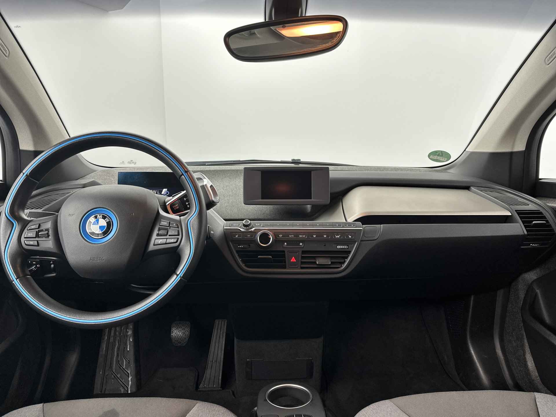 BMW i3 Basis 120Ah 42 kWh | Elektrisch verwarmde voorstoelen | Achteruitrijcamera | 	Park Distance Control voor/achter (PDC) | 1-zone aut.airconditioning | Comfort telefoonvoorbereiding met draadloze oplaadmogelijkhei - 24/50